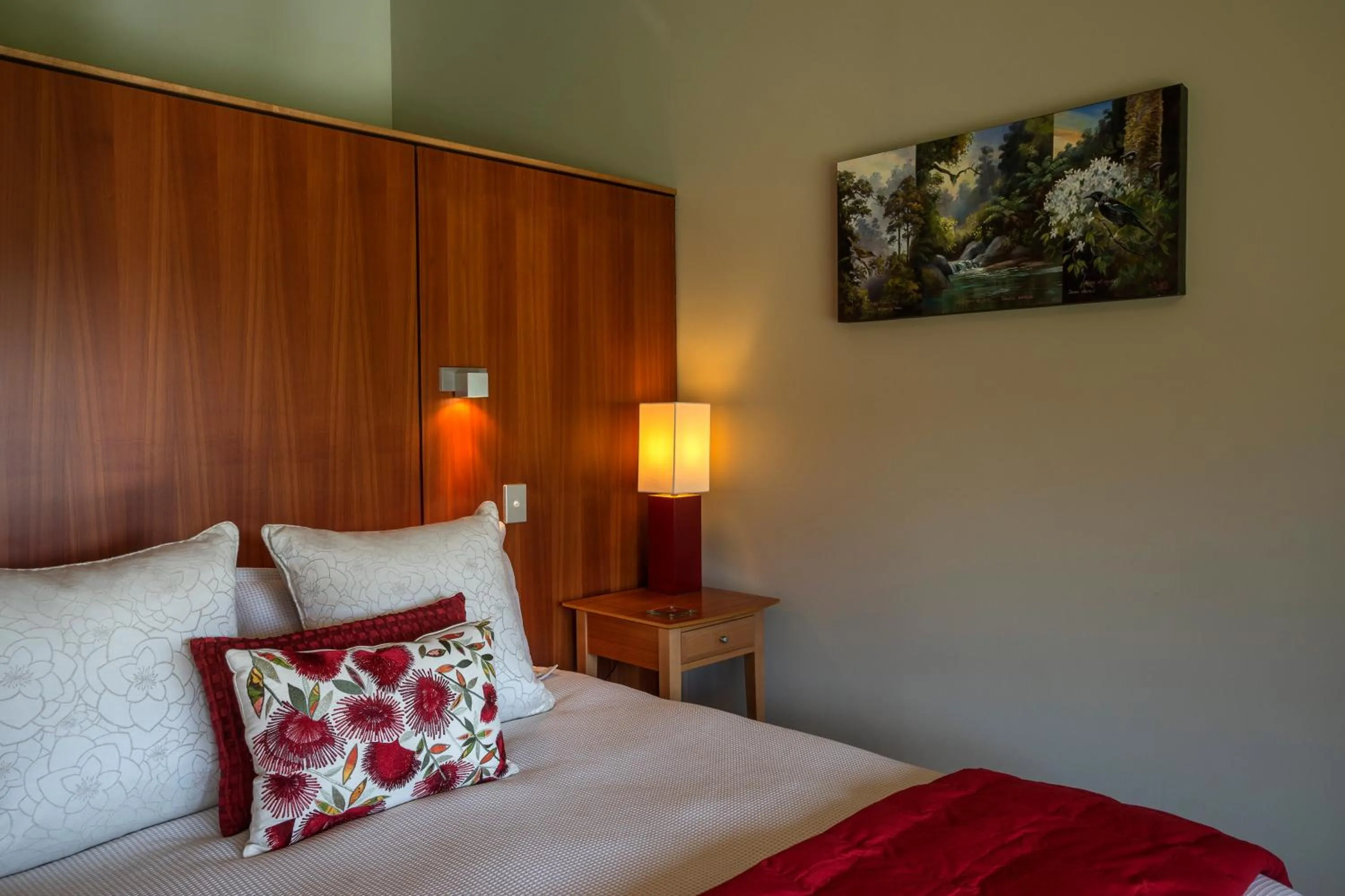 King Room with River View in Wilderness Lodge Lake Moeraki