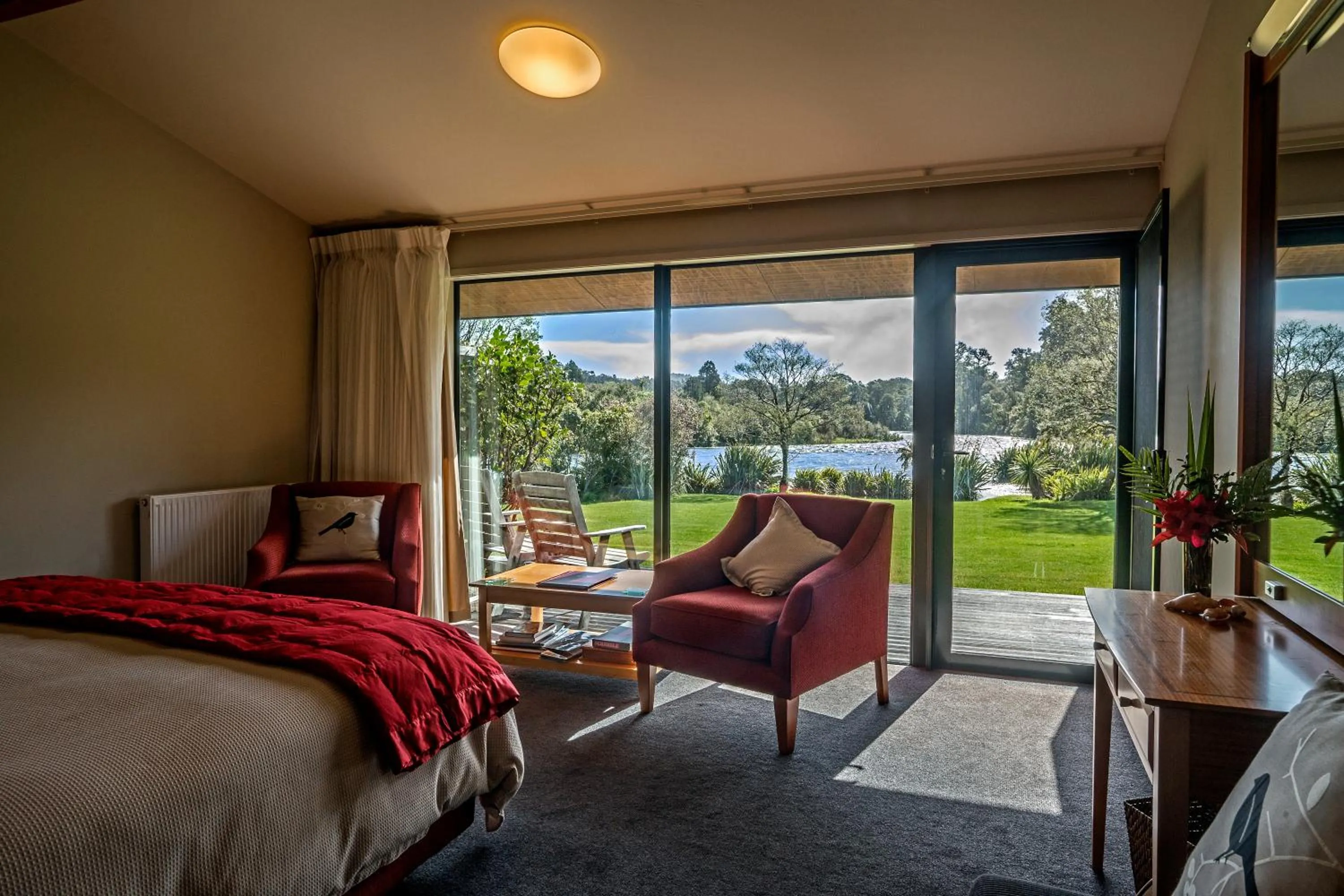 King Room with River View in Wilderness Lodge Lake Moeraki