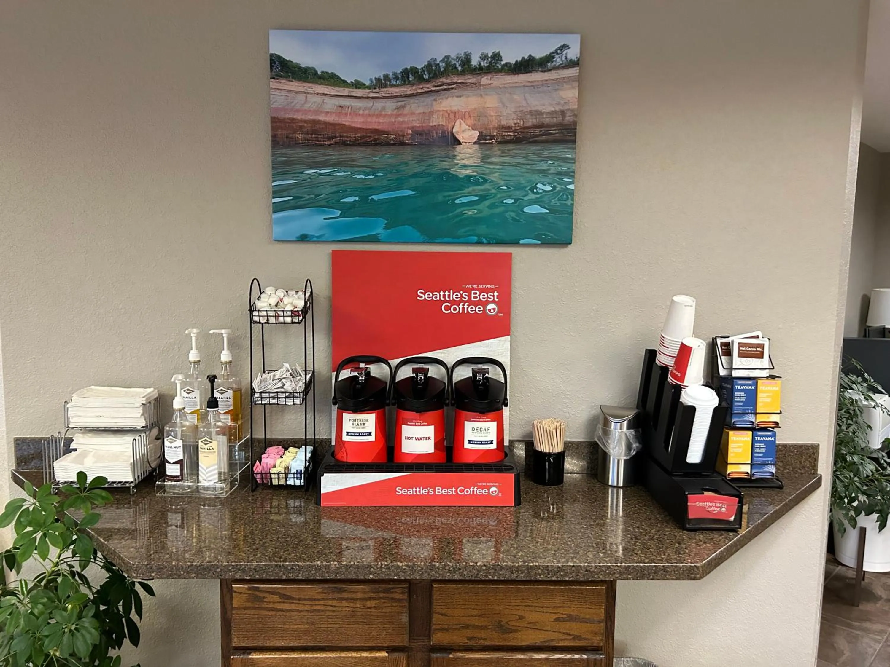 Coffee/tea facilities in Boarders Inn & Suites by Cobblestone Hotels - Munising