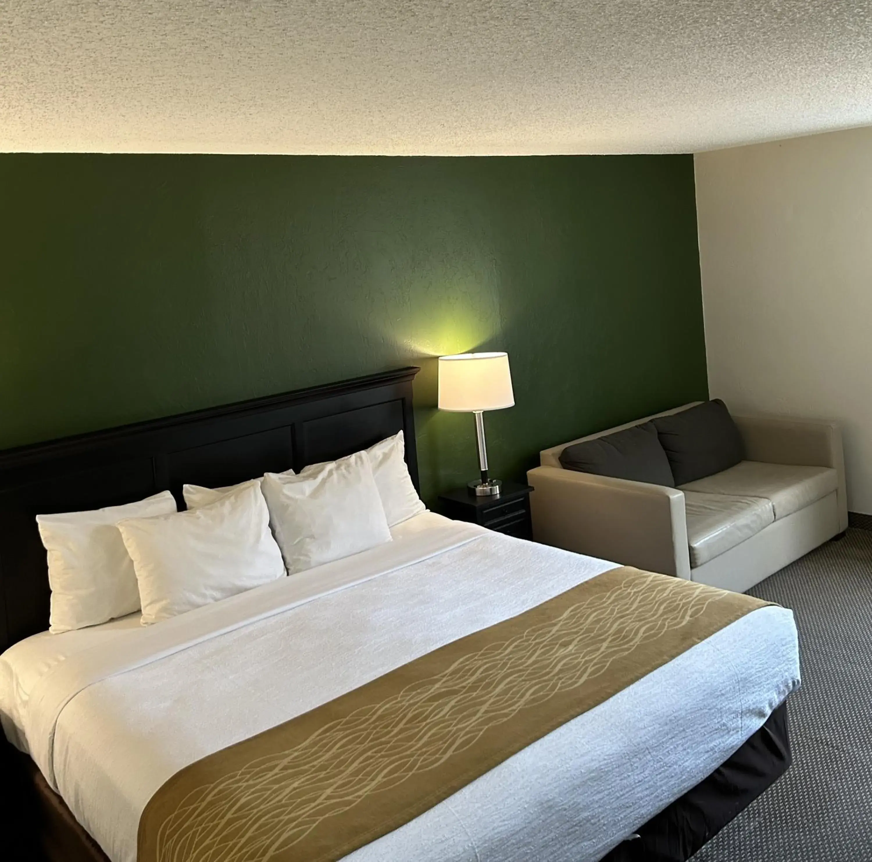 Bed in Boarders Inn & Suites by Cobblestone Hotels - Munising Bed in Boarders Inn & Suites by Cobblestone Hotels - Munising