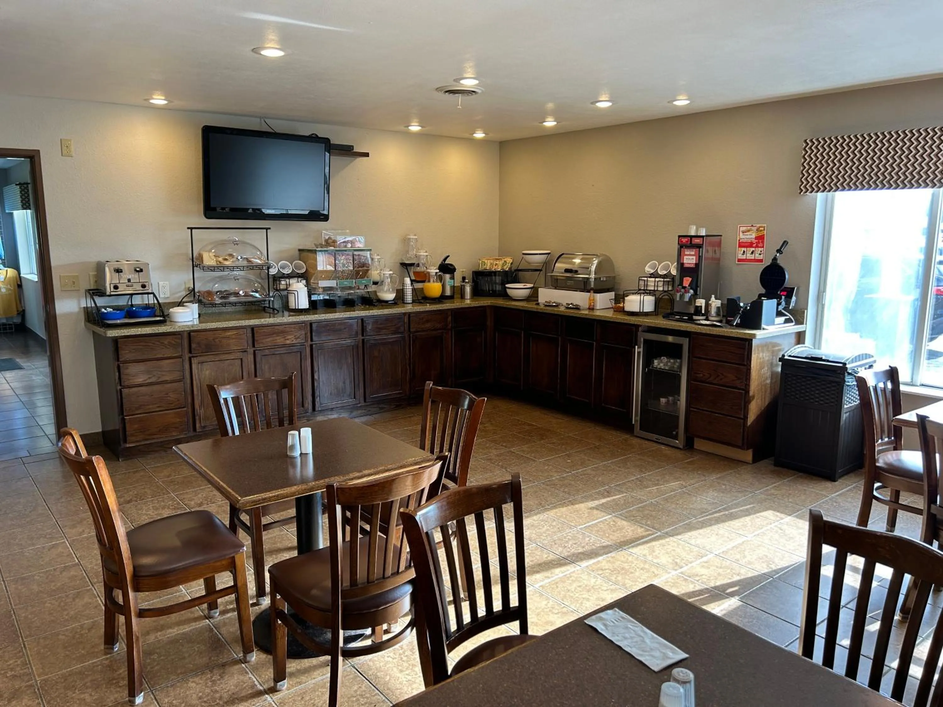 Breakfast in Boarders Inn & Suites by Cobblestone Hotels - Munising