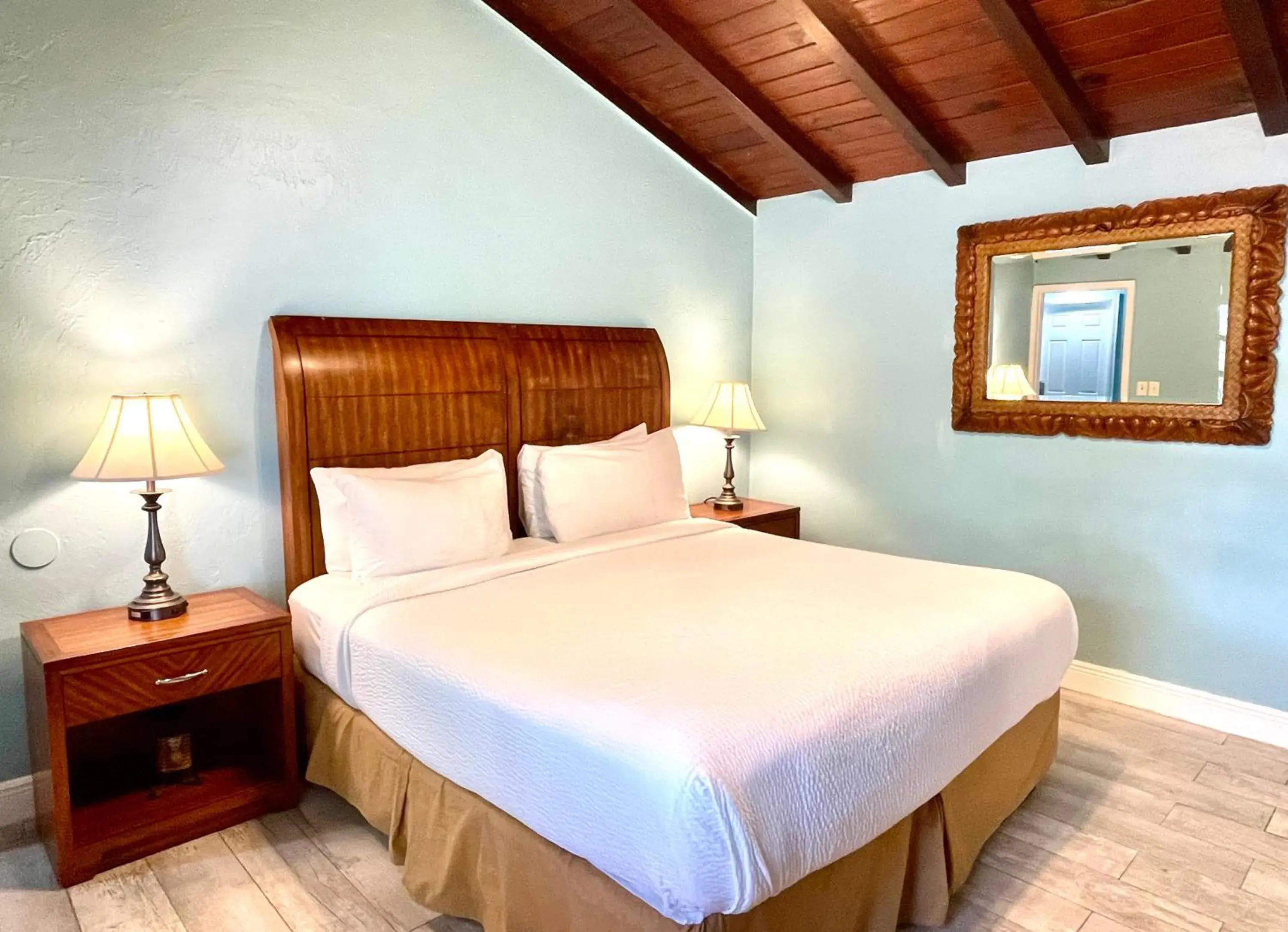 Bed in The Pelican Key Largo Cottages Bed in The Pelican Key Largo Cottages