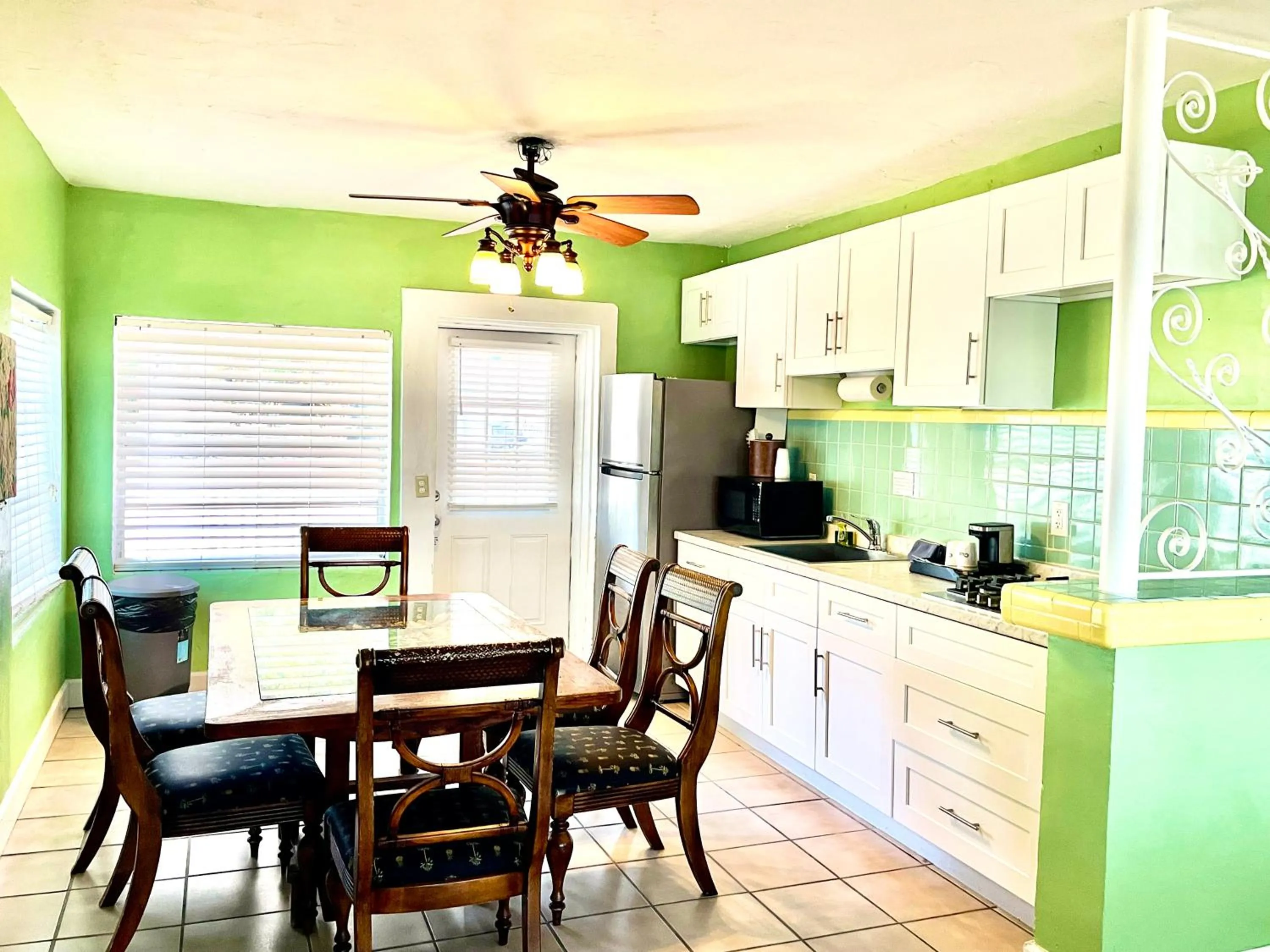 Kitchen or kitchenette in The Pelican Key Largo Cottages