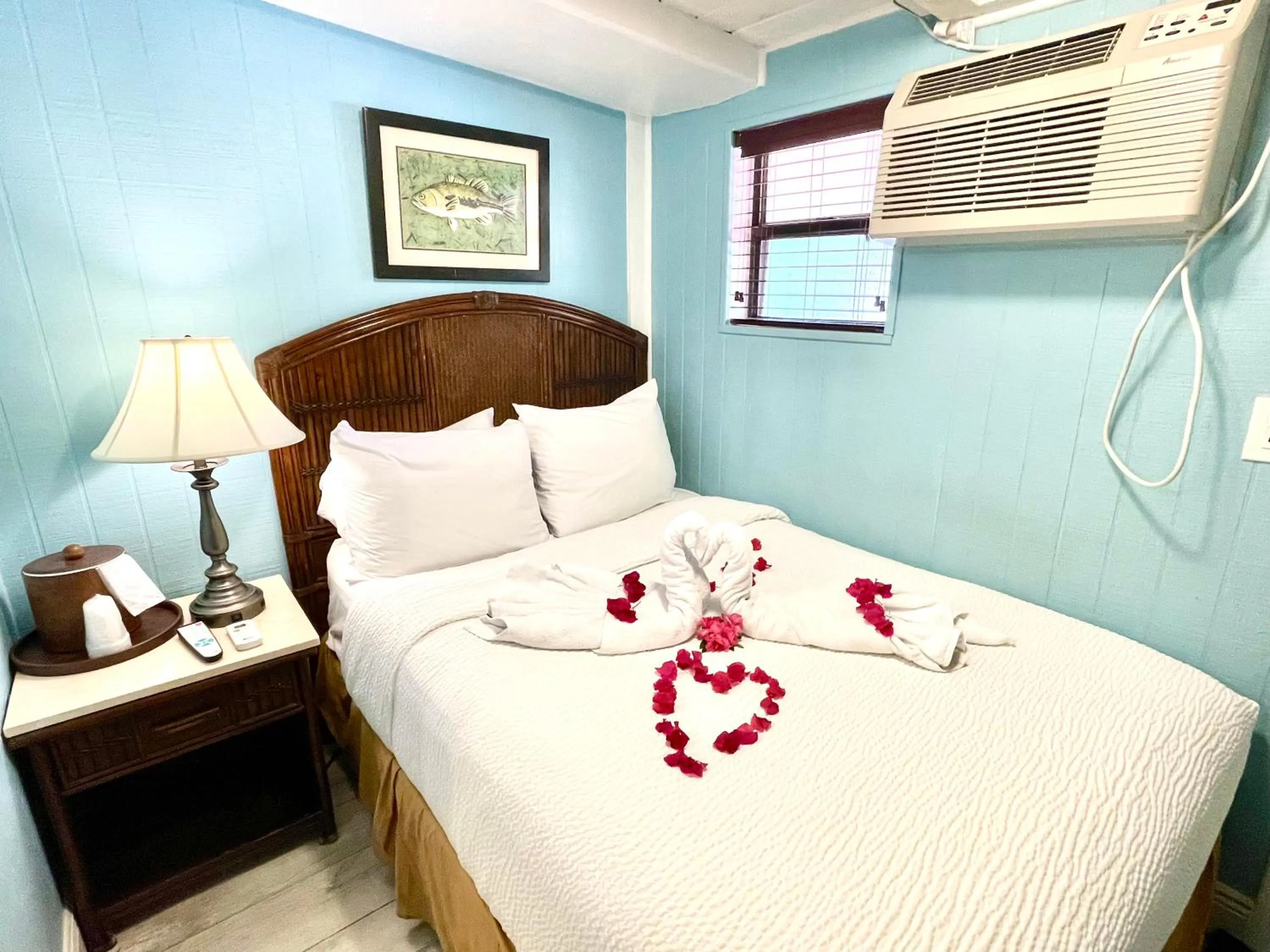 Photo of the whole room, Bed in The Pelican Key Largo Cottages
