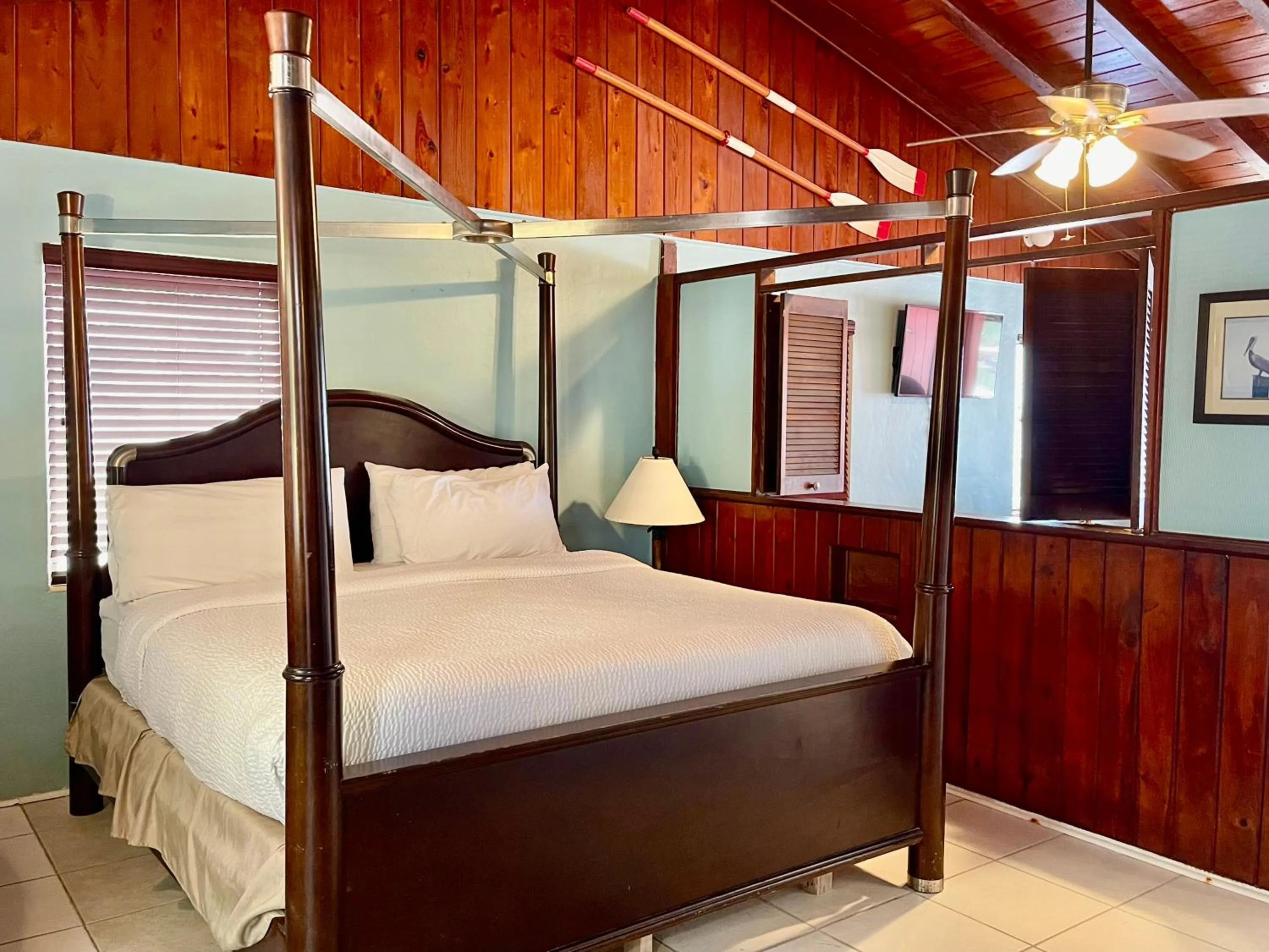 Bedroom, Bed in The Pelican Key Largo Cottages