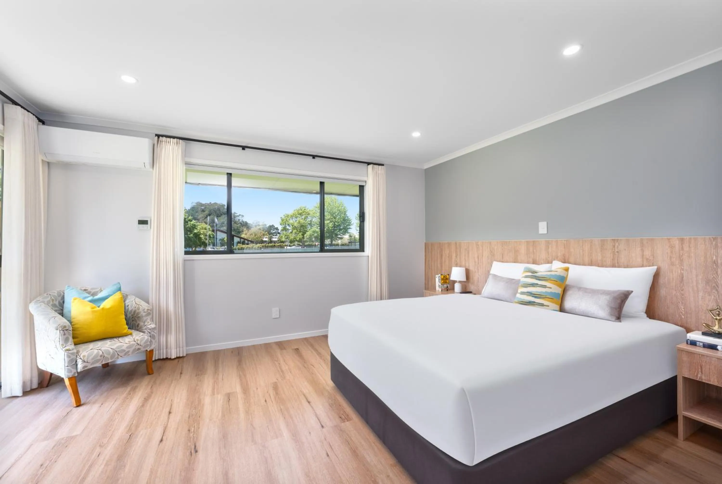 Bed in Albany Oak Motel