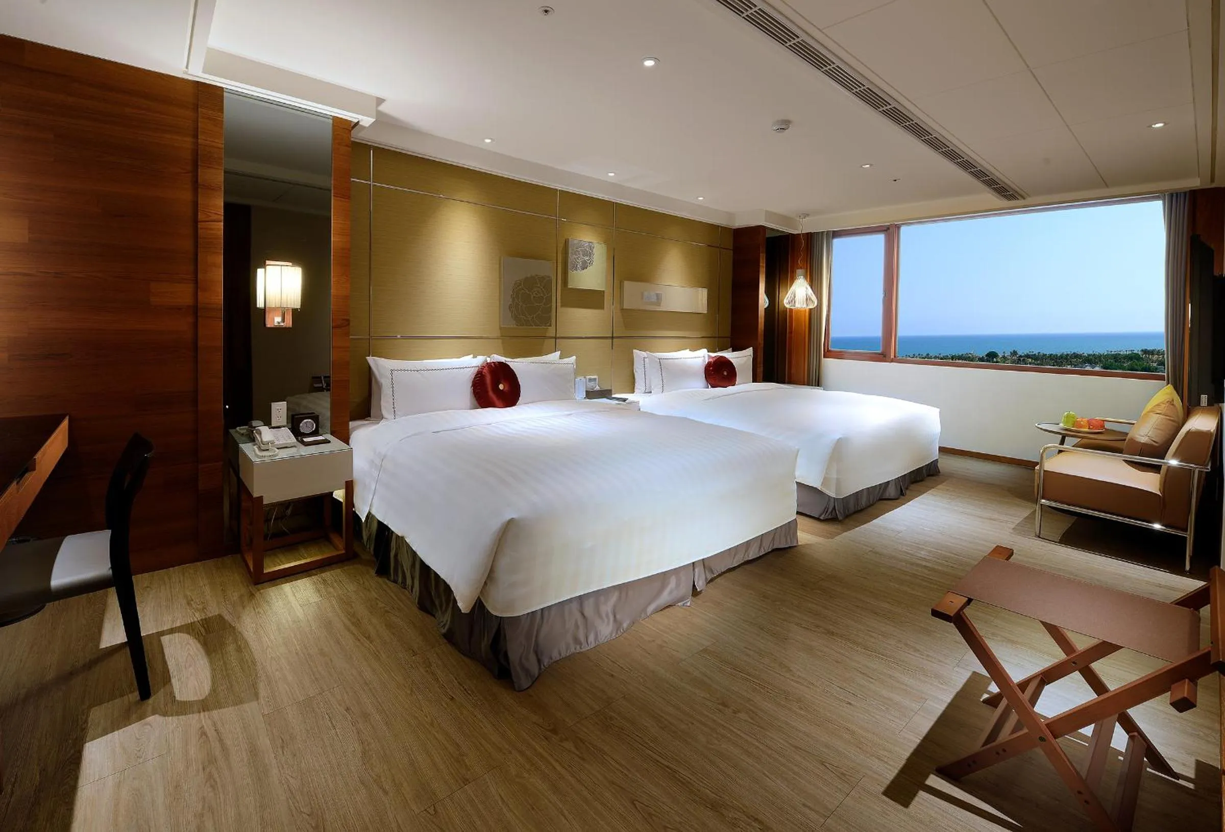 Photo of the whole room, Bed in Shiny Ocean Hotel