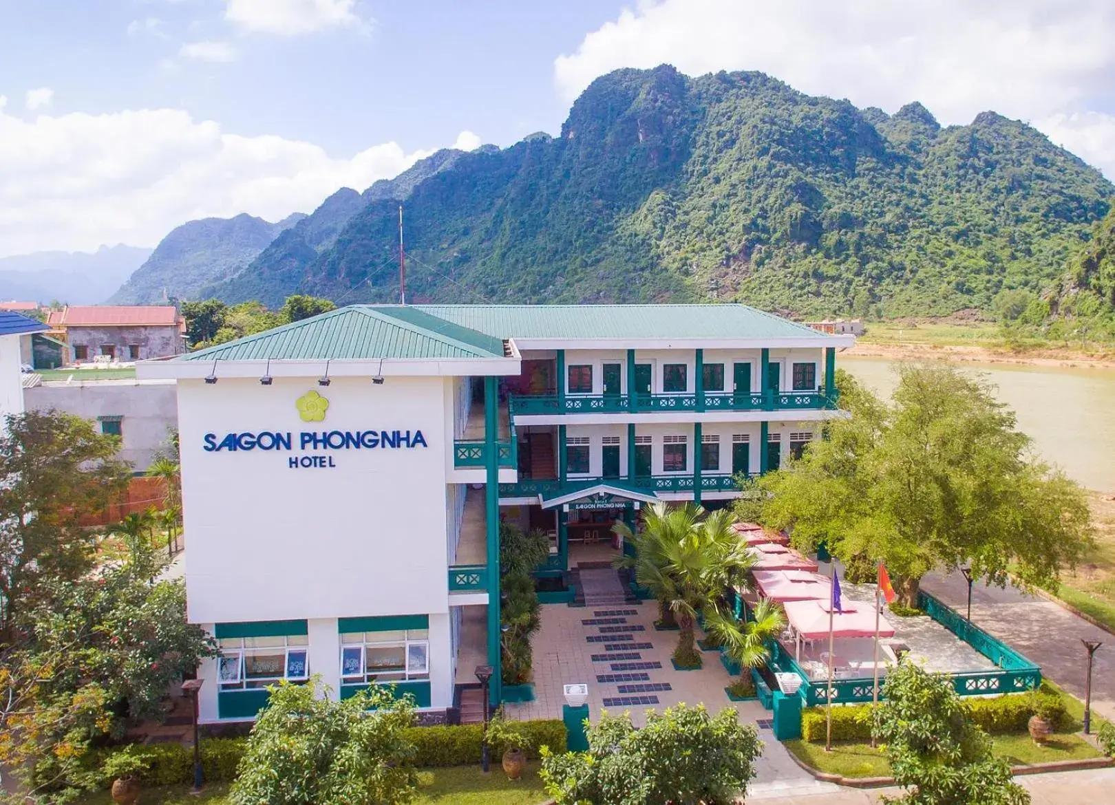 Property building in Sai Gon Phong Nha Hotel Property building in Sai Gon Phong Nha Hotel