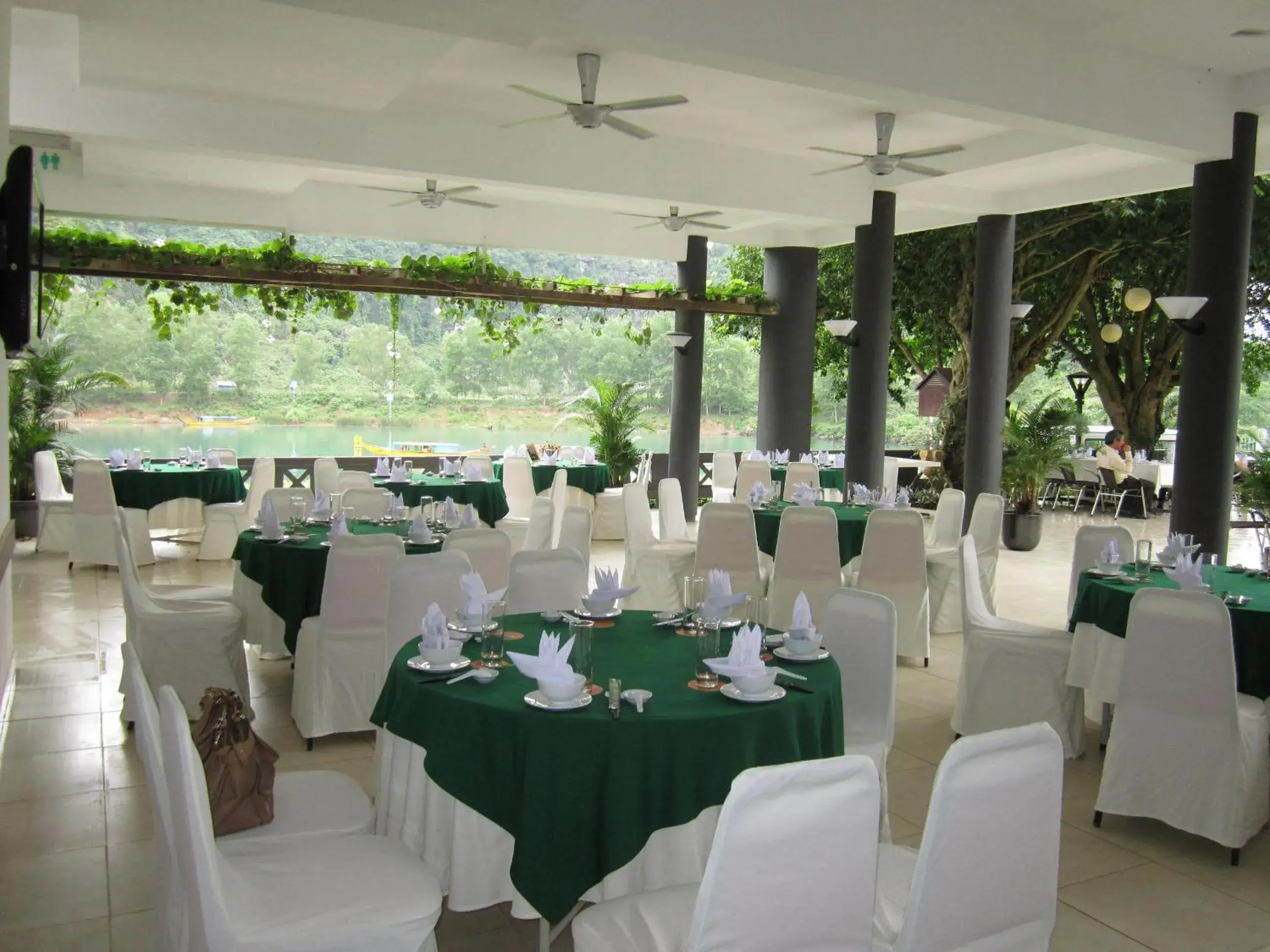 Restaurant/places to eat in Sai Gon Phong Nha Hotel Restaurant/places to eat in Sai Gon Phong Nha Hotel