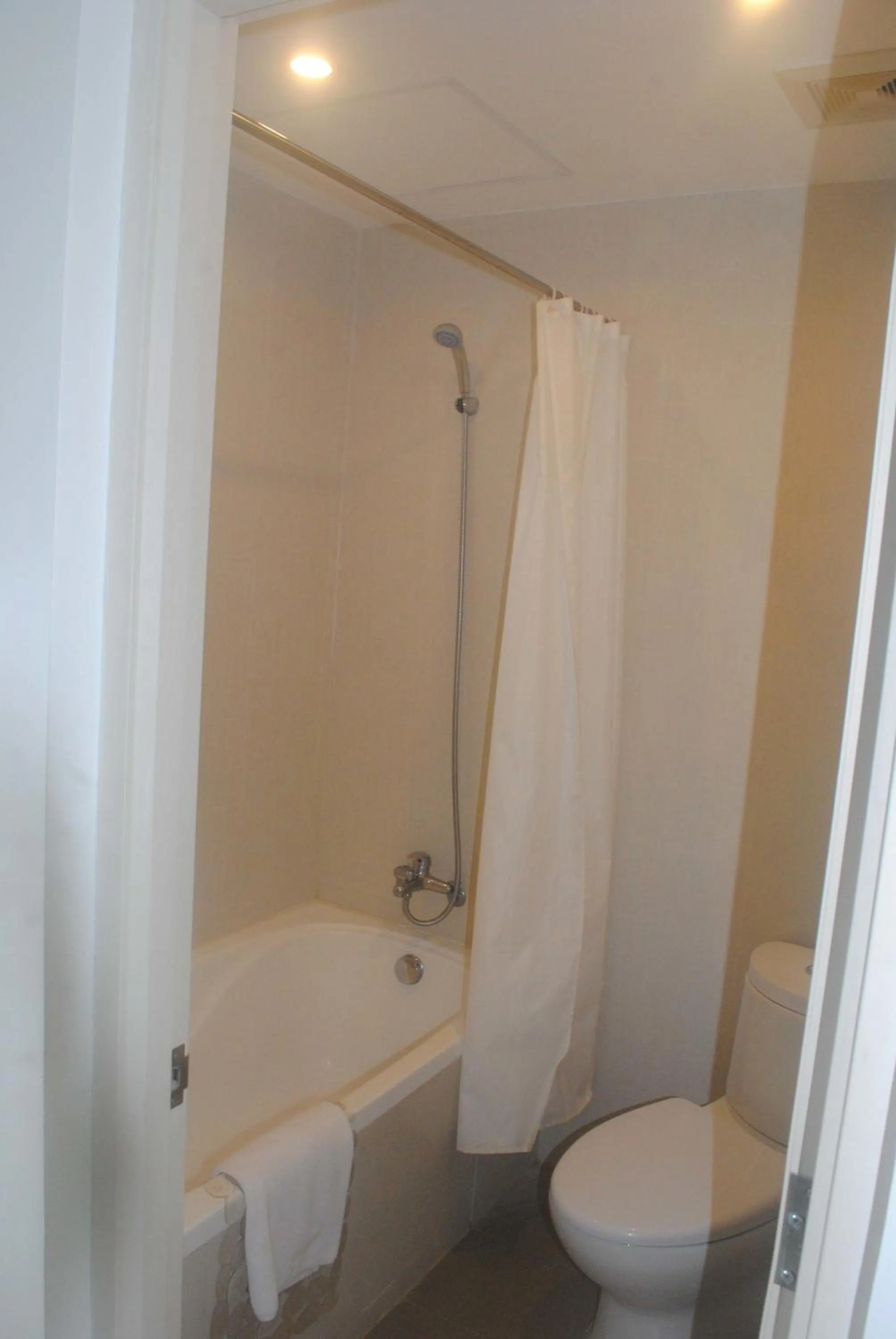 Shower in Sai Gon Phong Nha Hotel