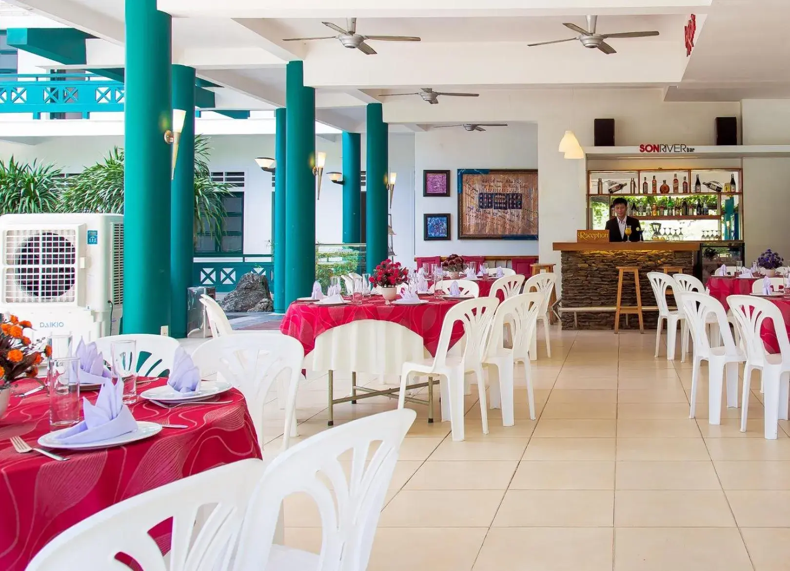 Restaurant/places to eat in Sai Gon Phong Nha Hotel Restaurant/places to eat in Sai Gon Phong Nha Hotel