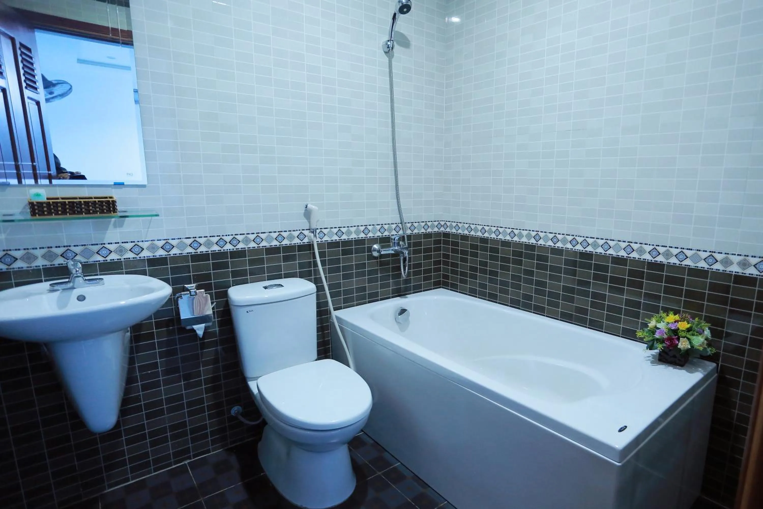 Toilet in Tan Truong Son Hotel