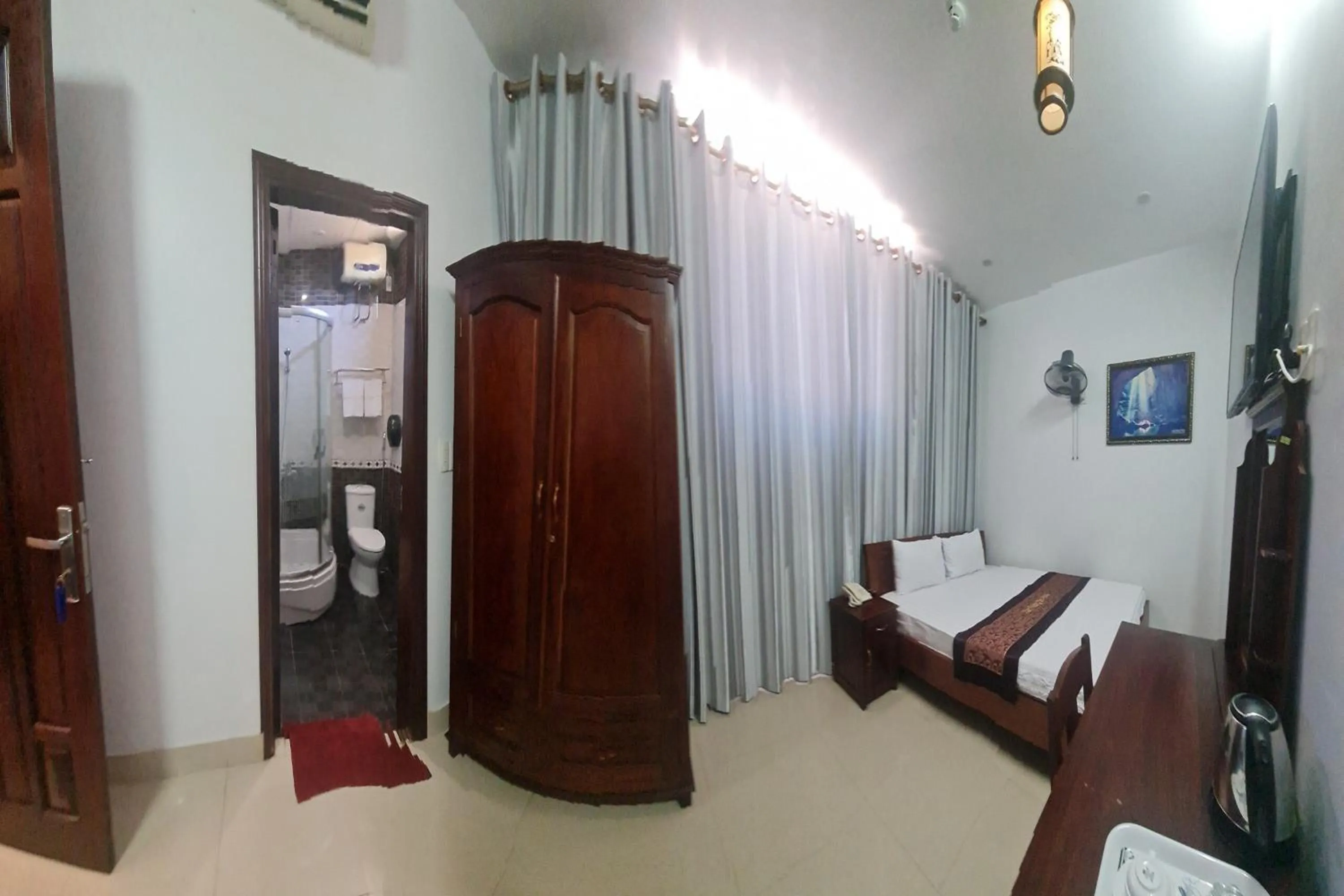 Bed in Tan Truong Son Hotel