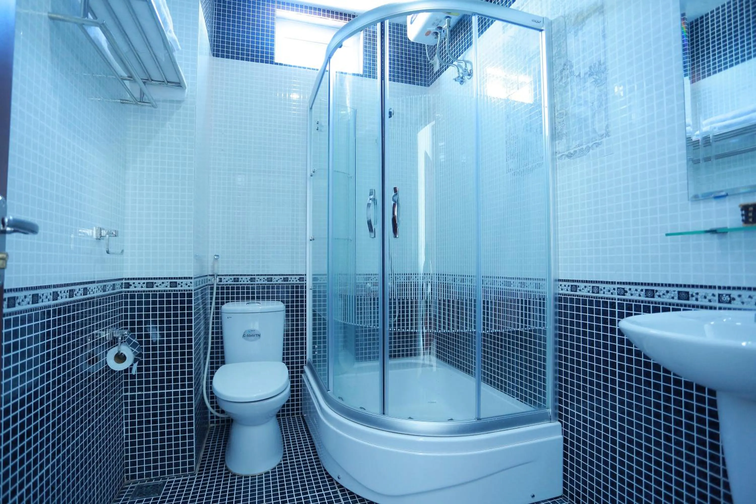 Shower in Tan Truong Son Hotel