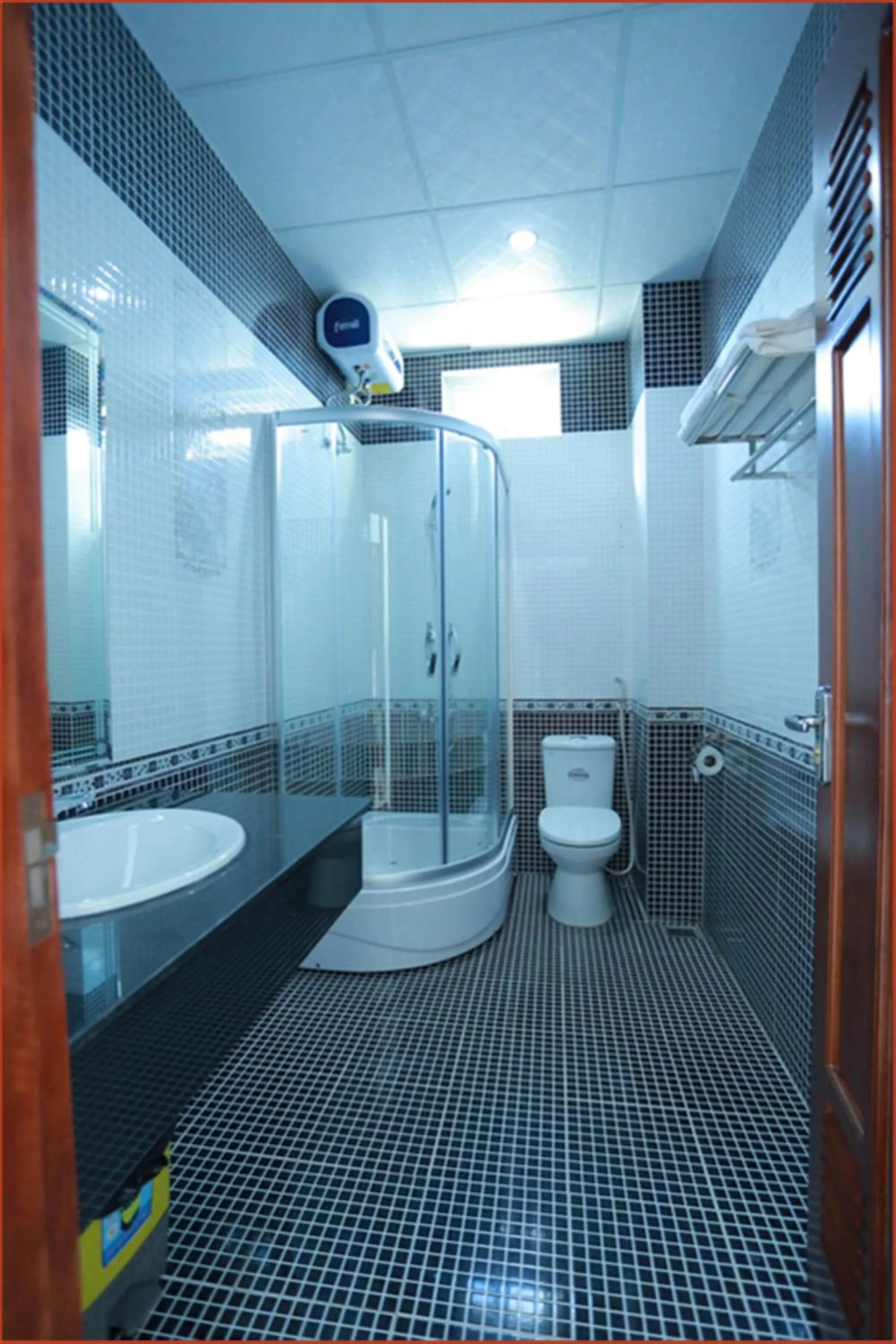 Bathroom in Tan Truong Son Hotel