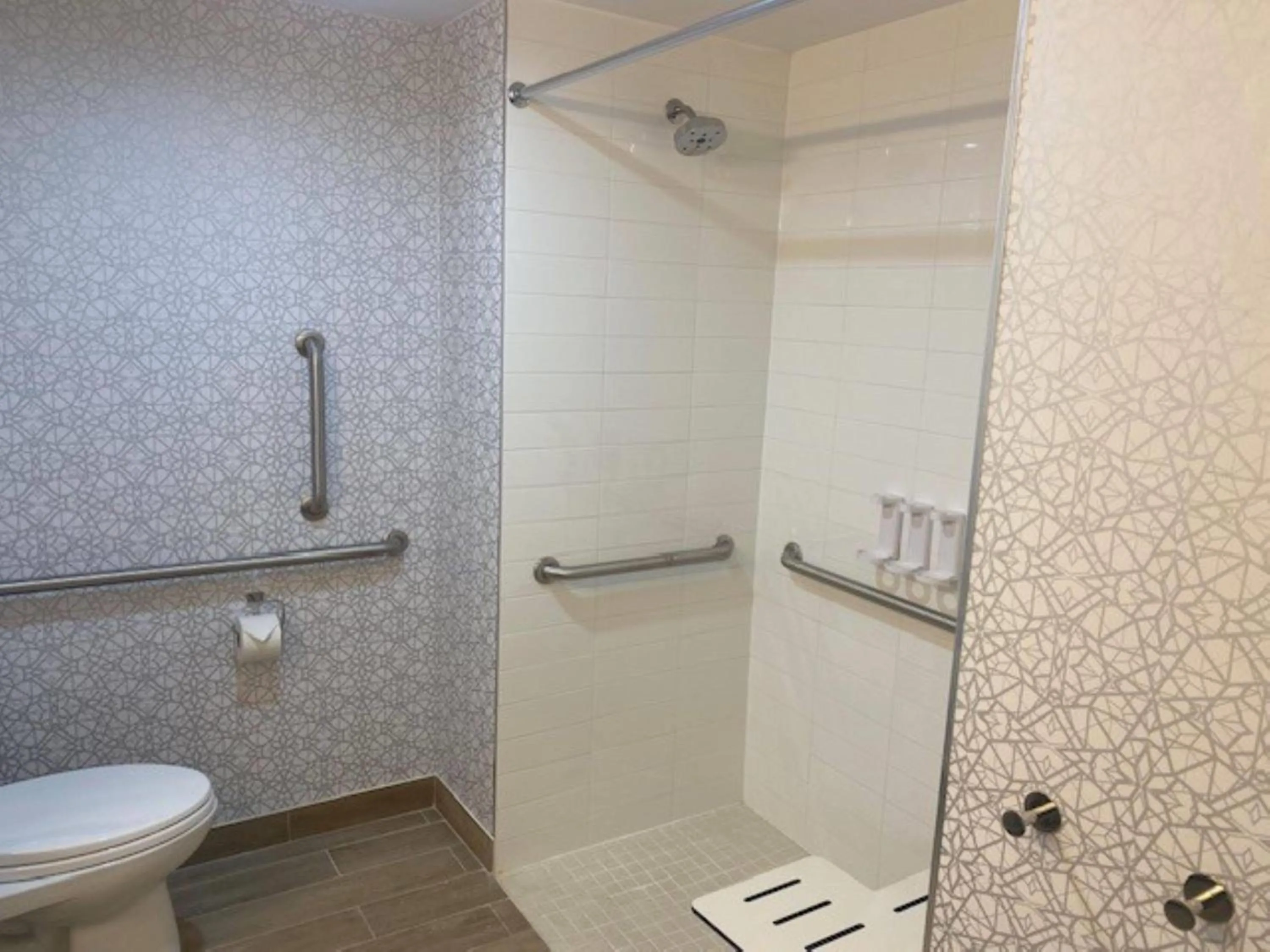 Bathroom in La Quinta Inn & Suites by Wyndham Jamaica NYC/JFK AirTrain