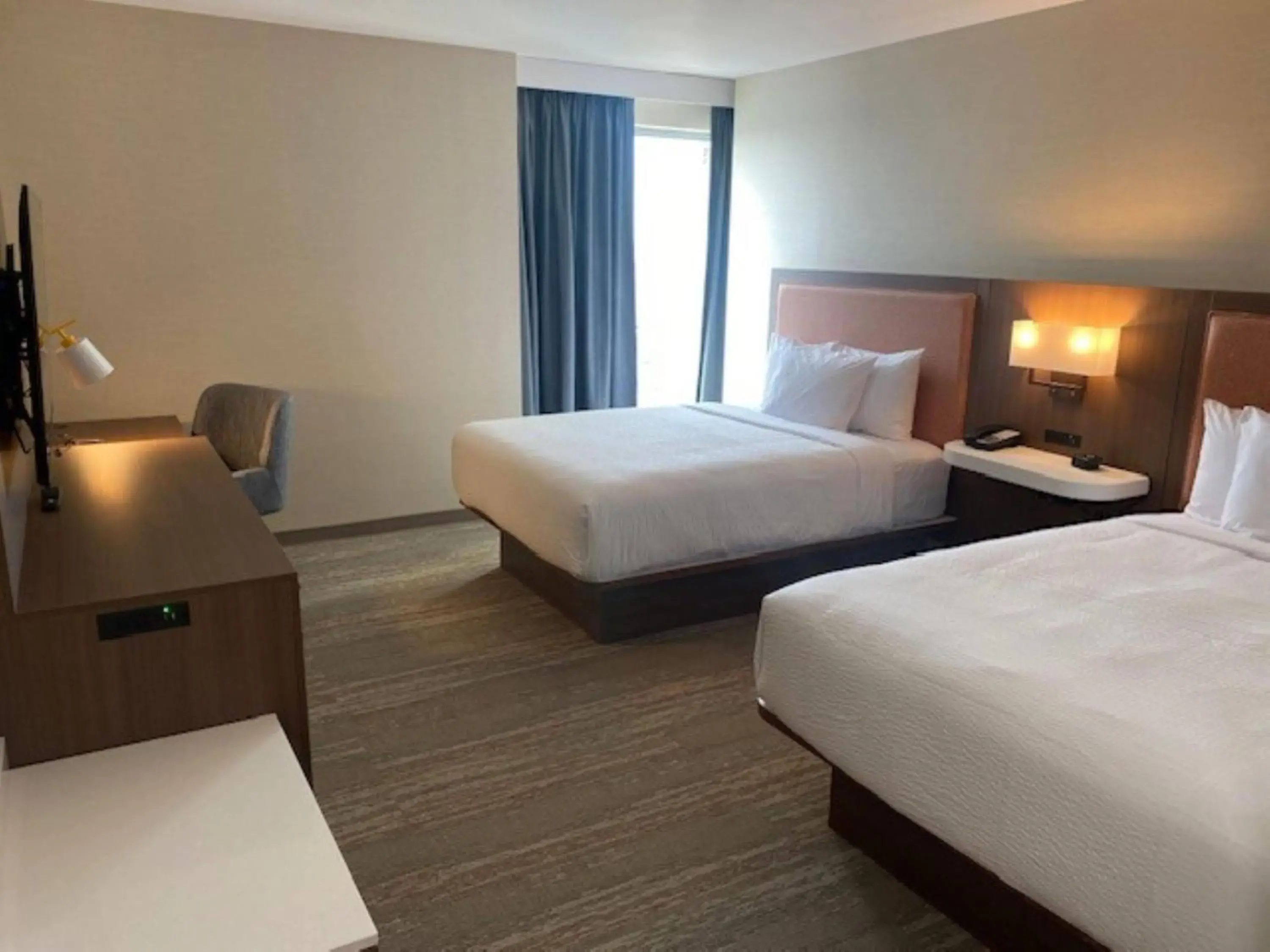 Queen Room - Mobility Accessible with Tub with Grab Bars/Non-Smoking in La Quinta Inn & Suites by Wyndham Jamaica NYC/JFK AirTrain Queen Room - Mobility Accessible with Tub with Grab Bars/Non-Smoking in La Quinta Inn & Suites by Wyndham Jamaica NYC/JFK AirTrain