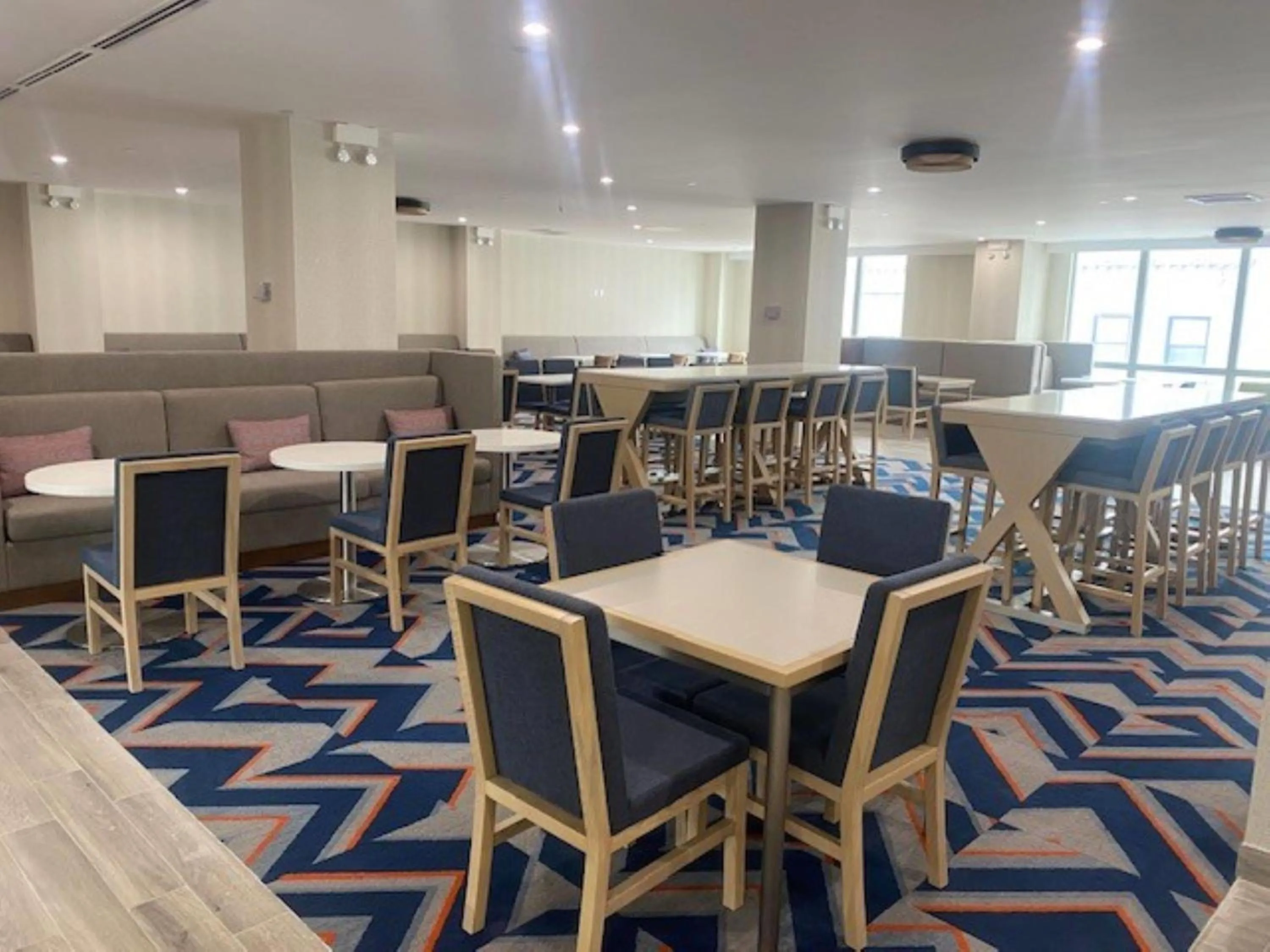 Lobby or reception in La Quinta Inn & Suites by Wyndham Jamaica NYC/JFK AirTrain