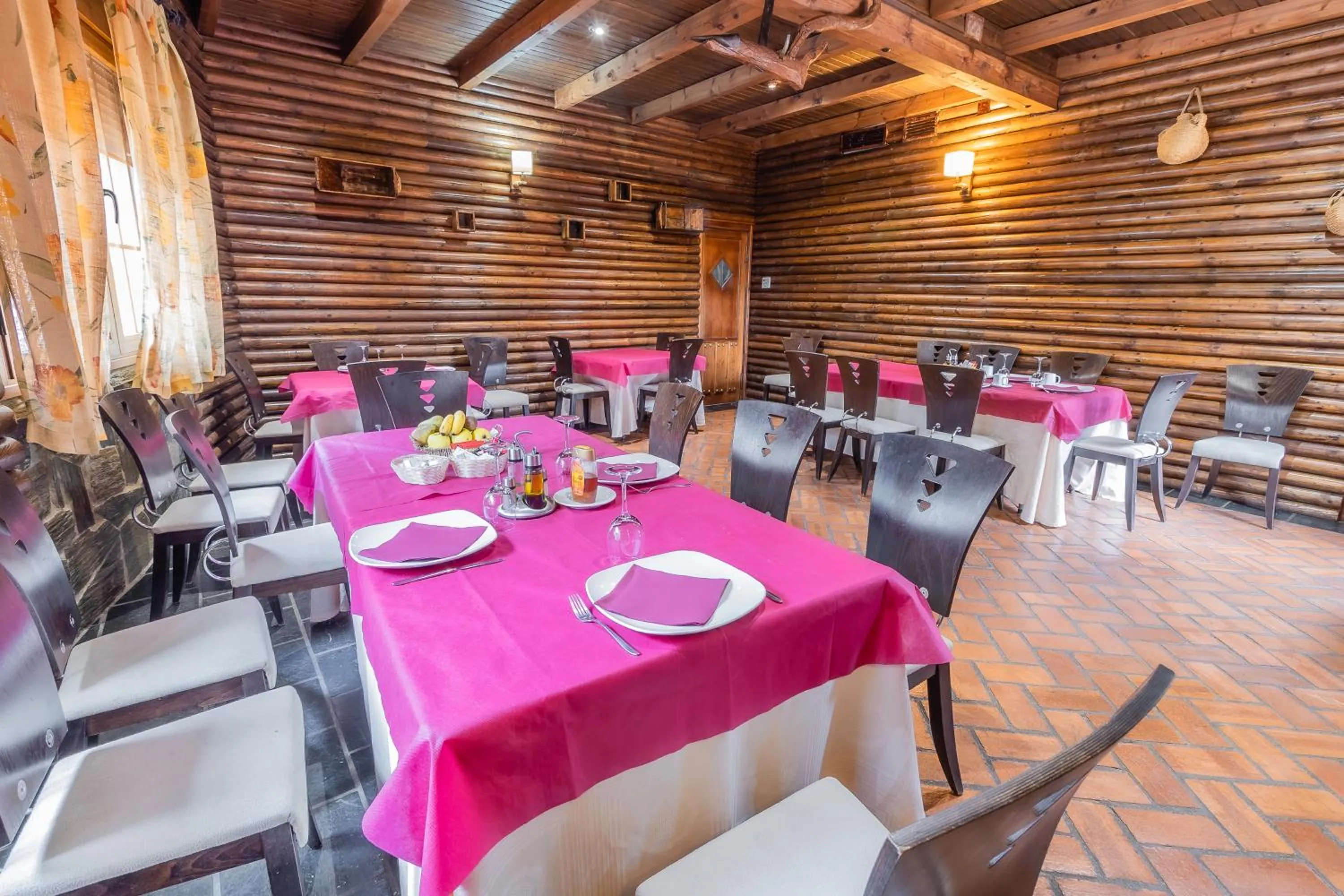 Restaurant/places to eat in Hotel Rural El Labriego by Vivere Stays