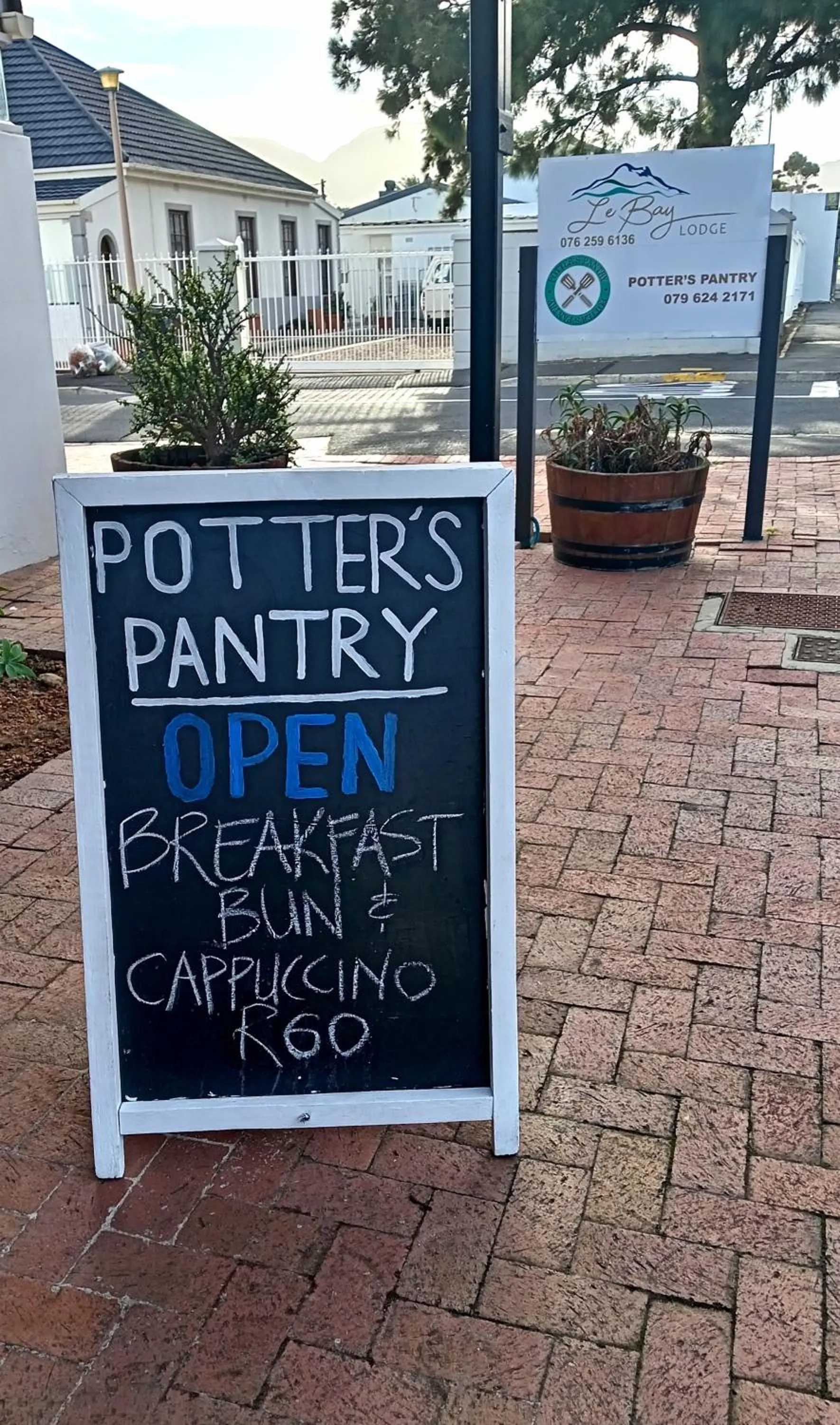 Restaurant/places to eat in Le Bay Lodge