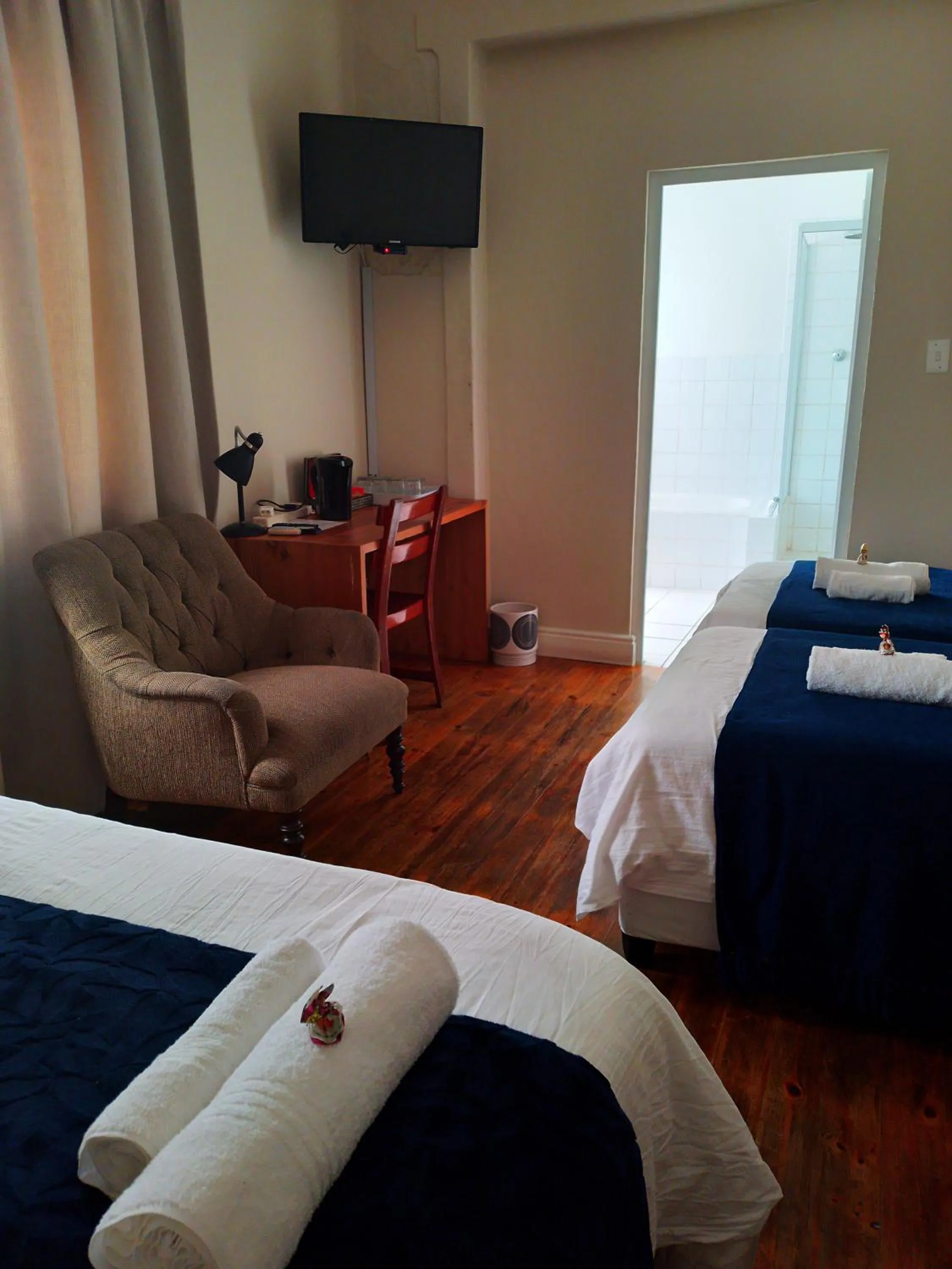 Bedroom, Bed in Le Bay Lodge