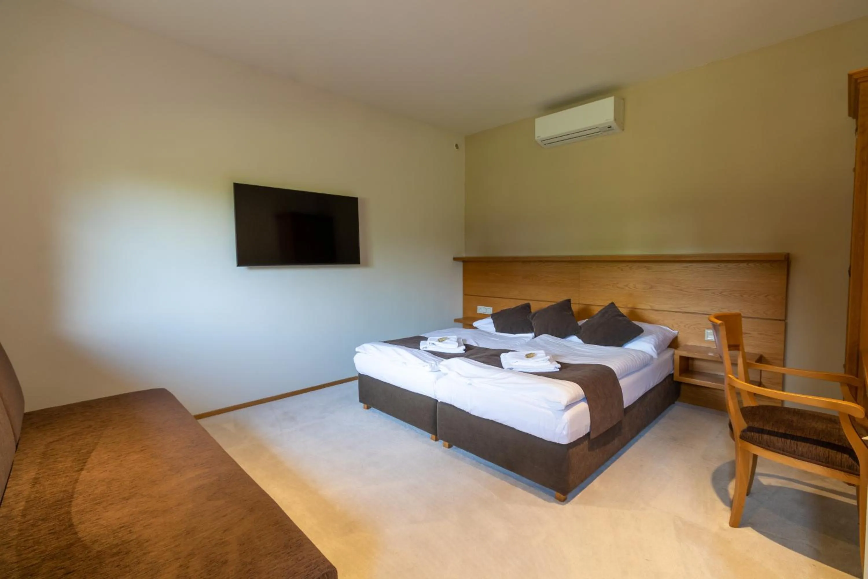 Bedroom, Bed in Hotel resort Lovecká bašta Strakonice