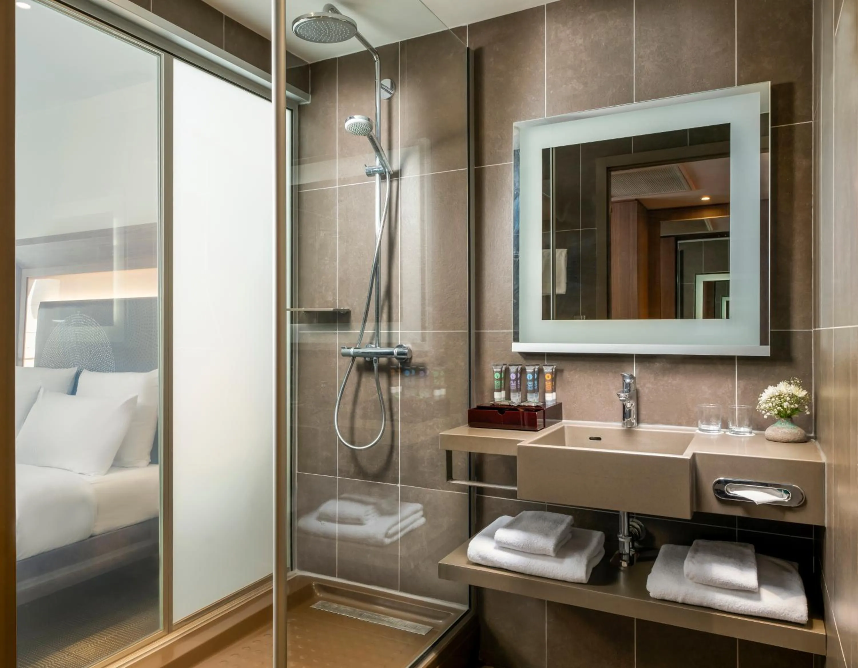 Shower in Novotel Istanbul Bosphorus Hotel