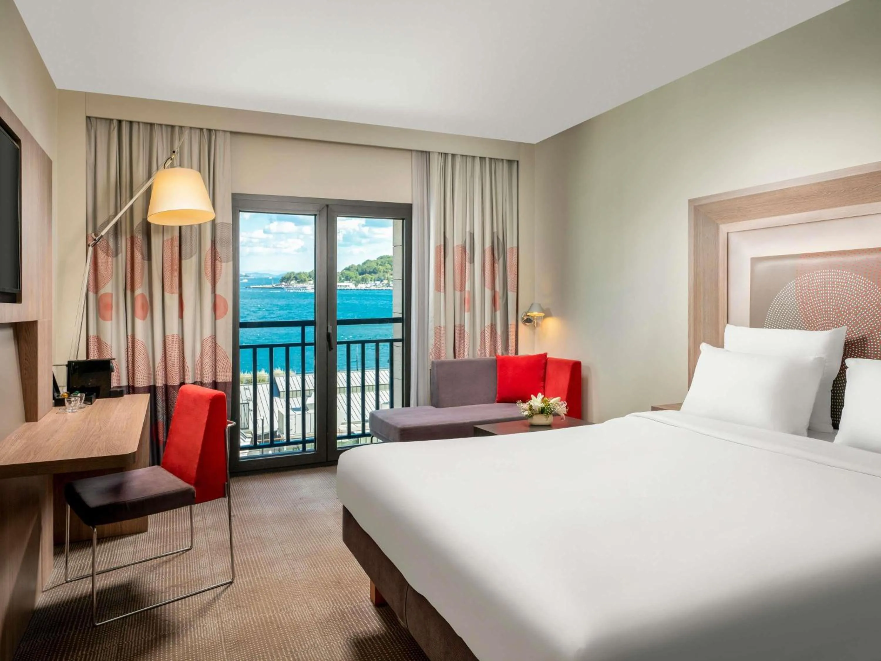 Bedroom, Bed in Novotel Istanbul Bosphorus Hotel