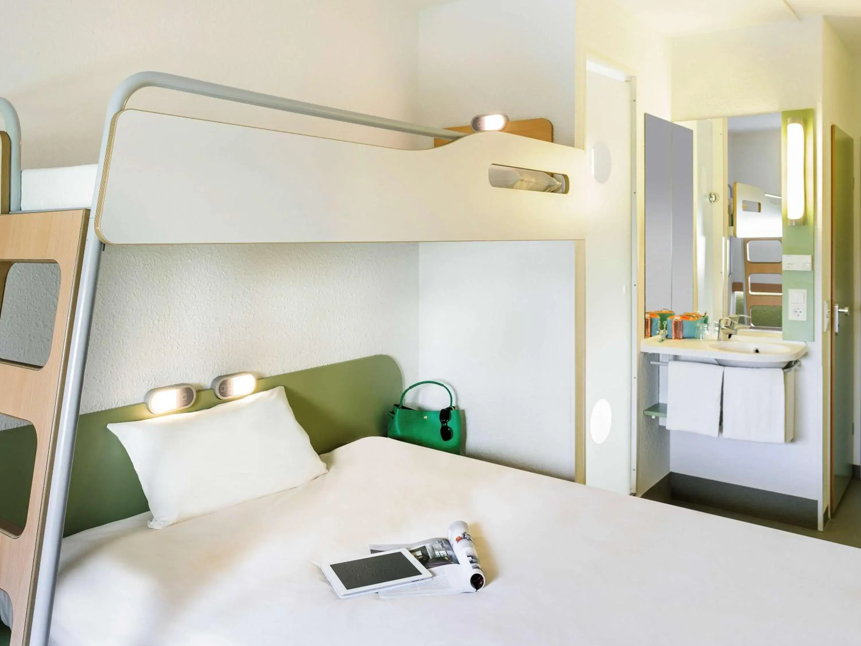 Photo of the whole room, Bed in IBIS BUDGET Biarritz - Anglet Photo of the whole room, Bed in IBIS BUDGET Biarritz - Anglet
