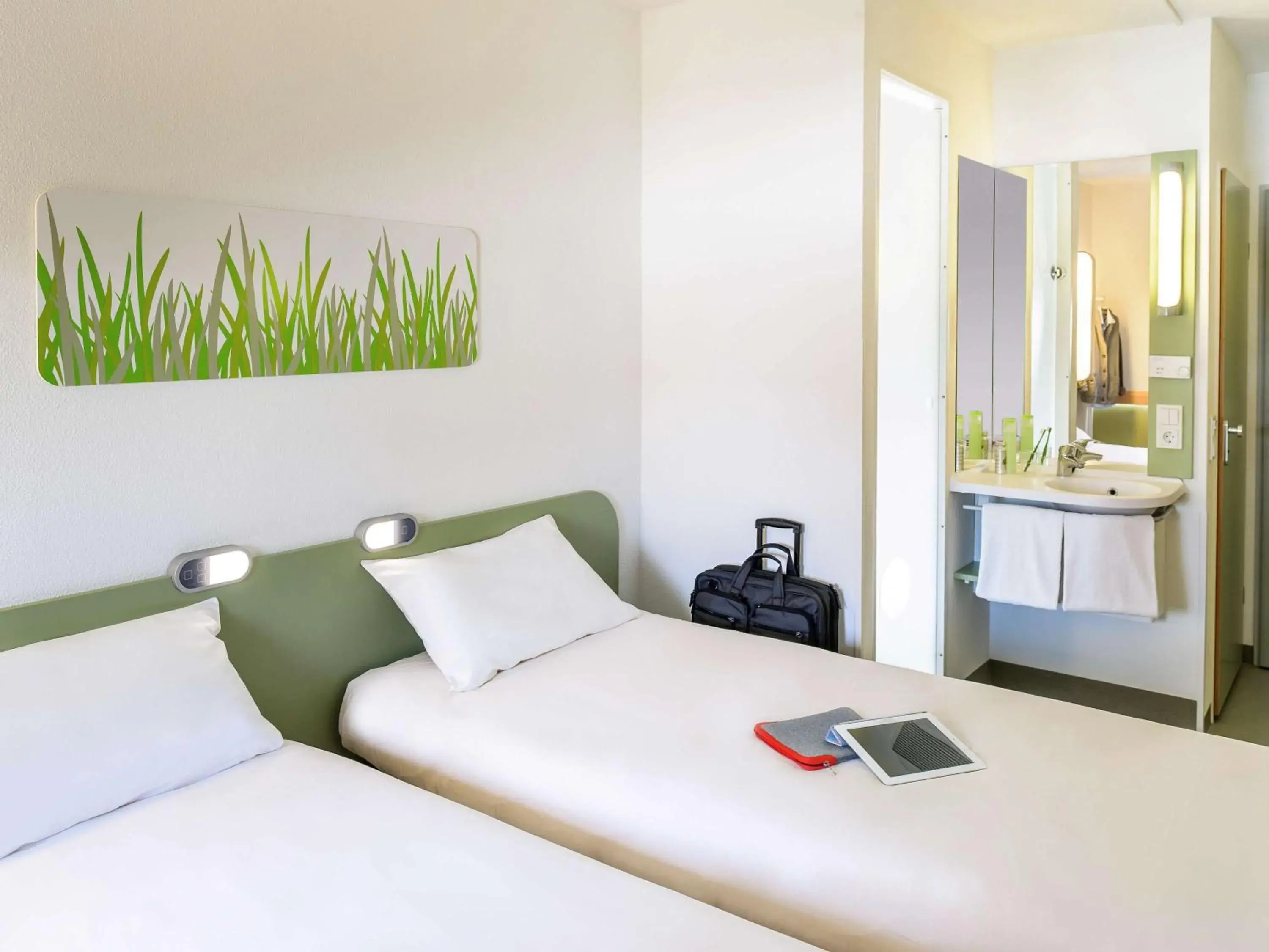 Photo of the whole room, Bed in IBIS BUDGET Biarritz - Anglet Photo of the whole room, Bed in IBIS BUDGET Biarritz - Anglet