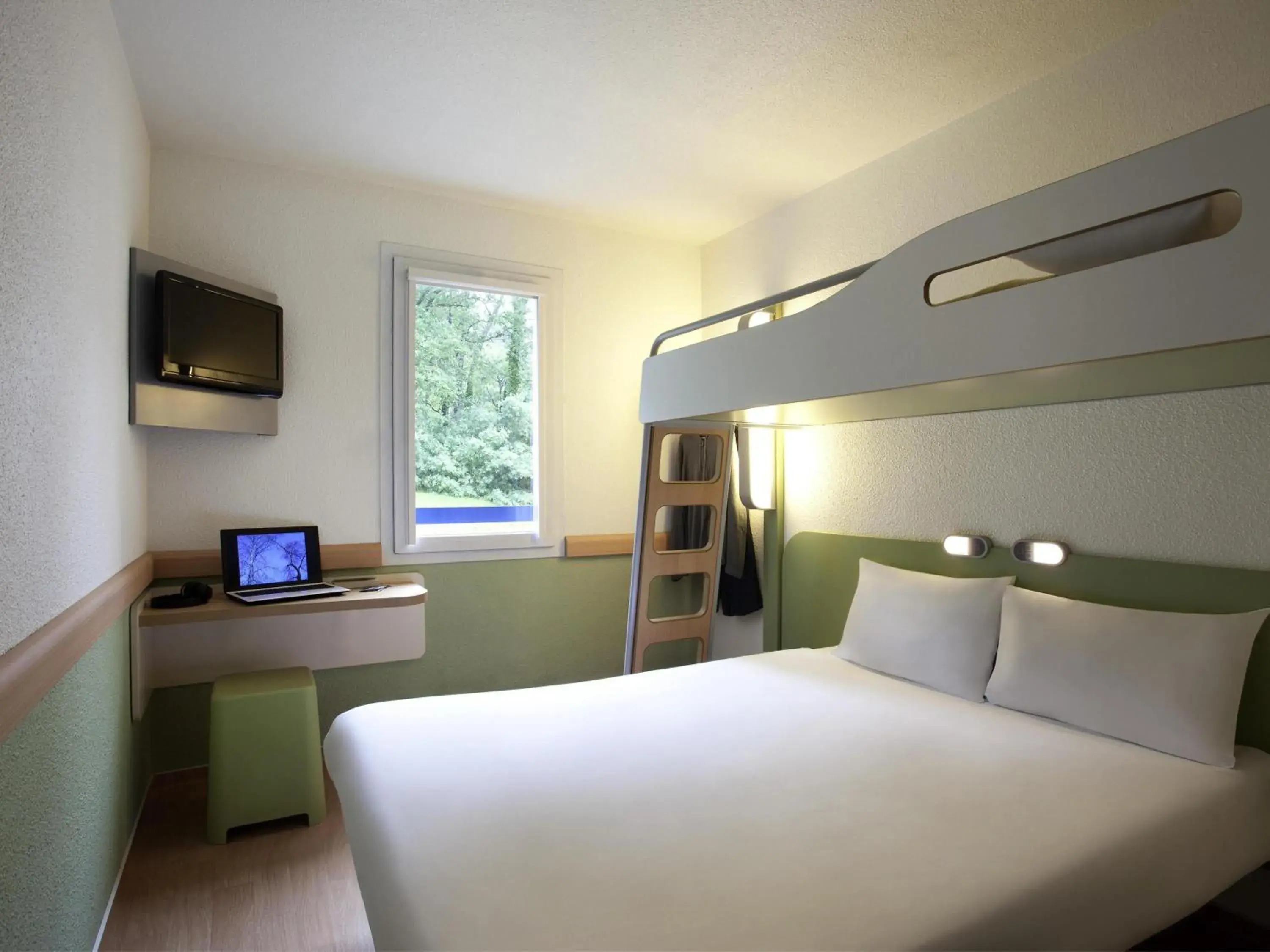 Property building, Bed in IBIS BUDGET Biarritz - Anglet Property building, Bed in IBIS BUDGET Biarritz - Anglet