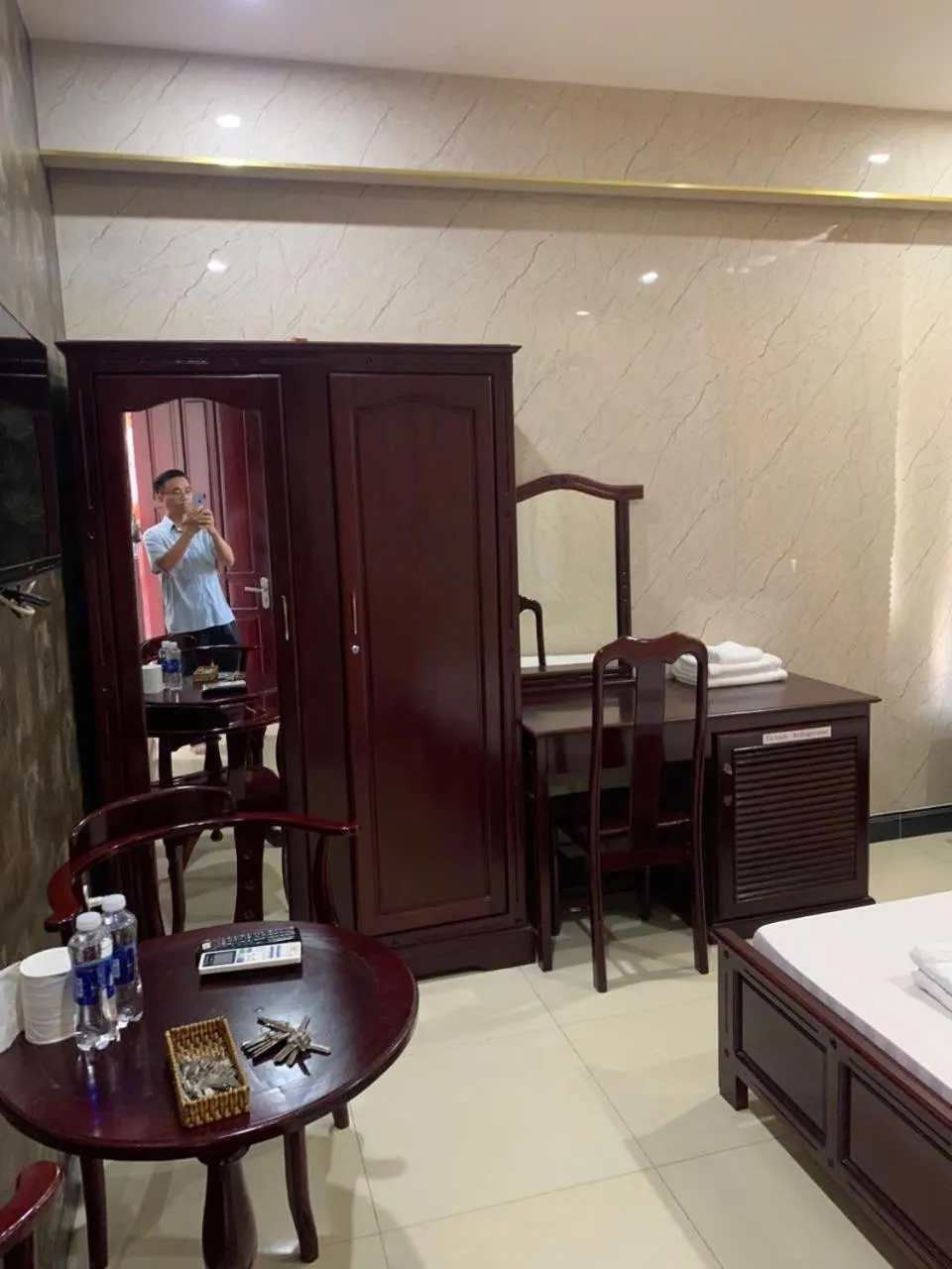 Thi Long Phụng Hotel