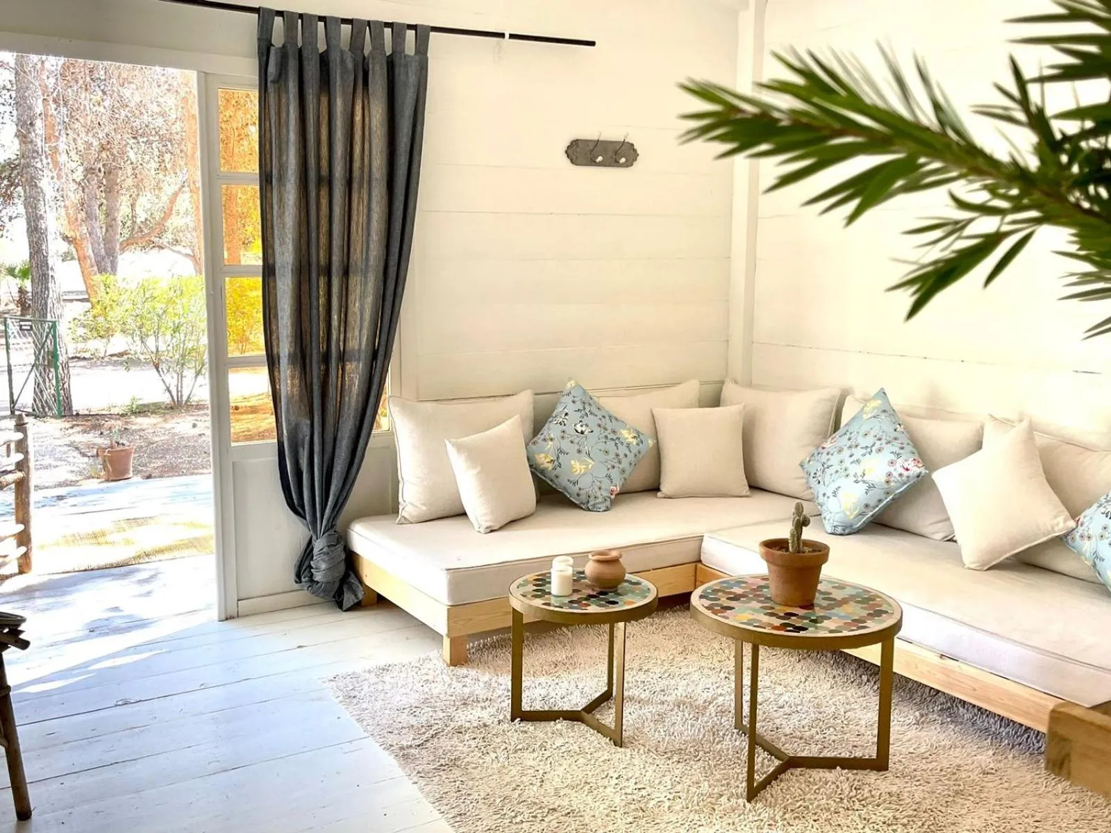 La Vie En Rose - Horses & Dogs House