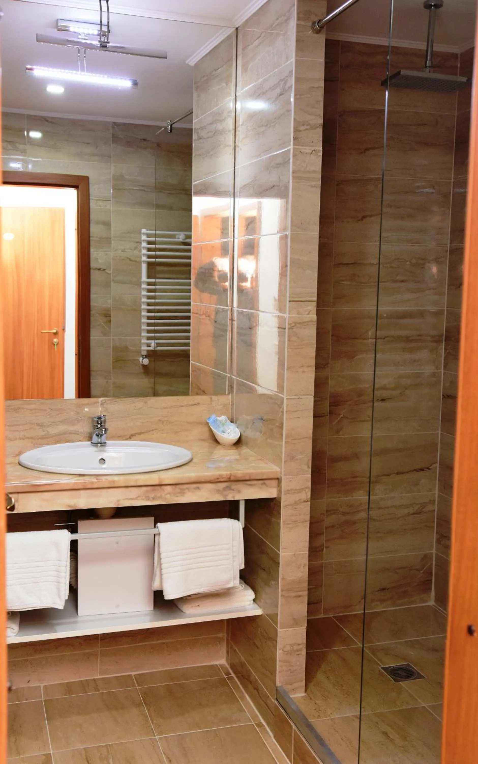 Bathroom in Hostel Orhideea