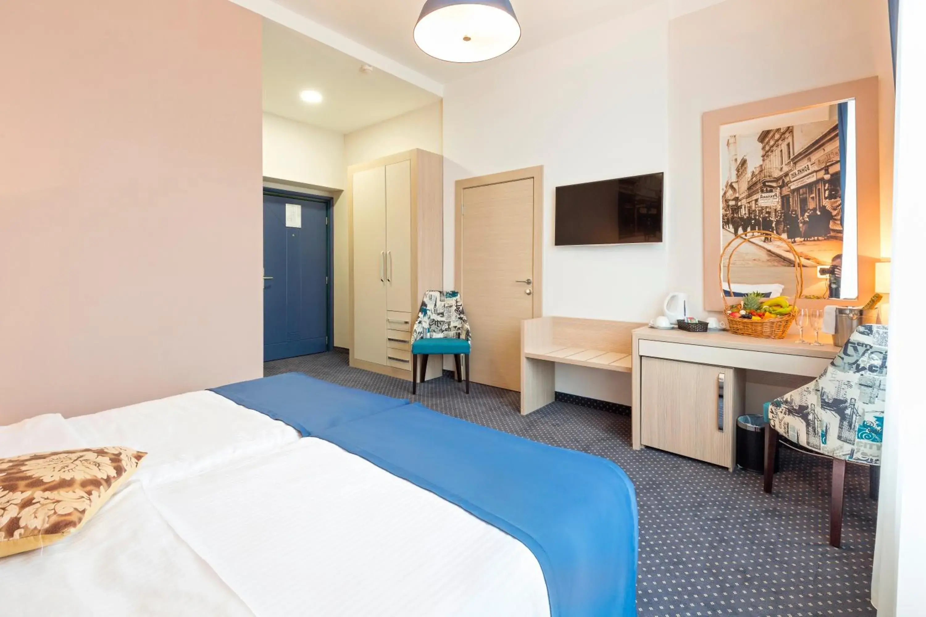 Photo of the whole room, Bed in Five Points Square - City Center Photo of the whole room, Bed in Five Points Square - City Center