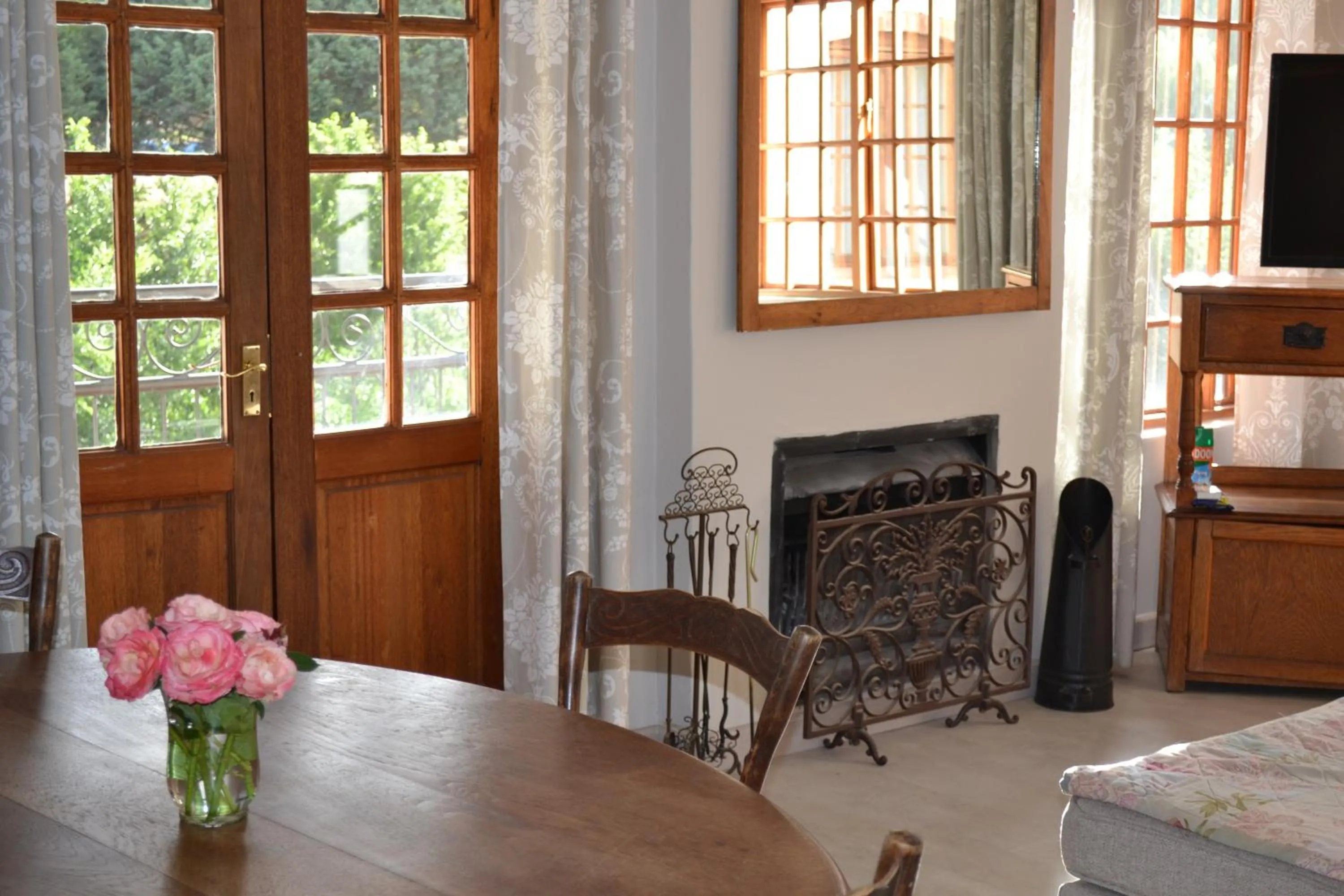 TV and multimedia in By The Way Guesthouse