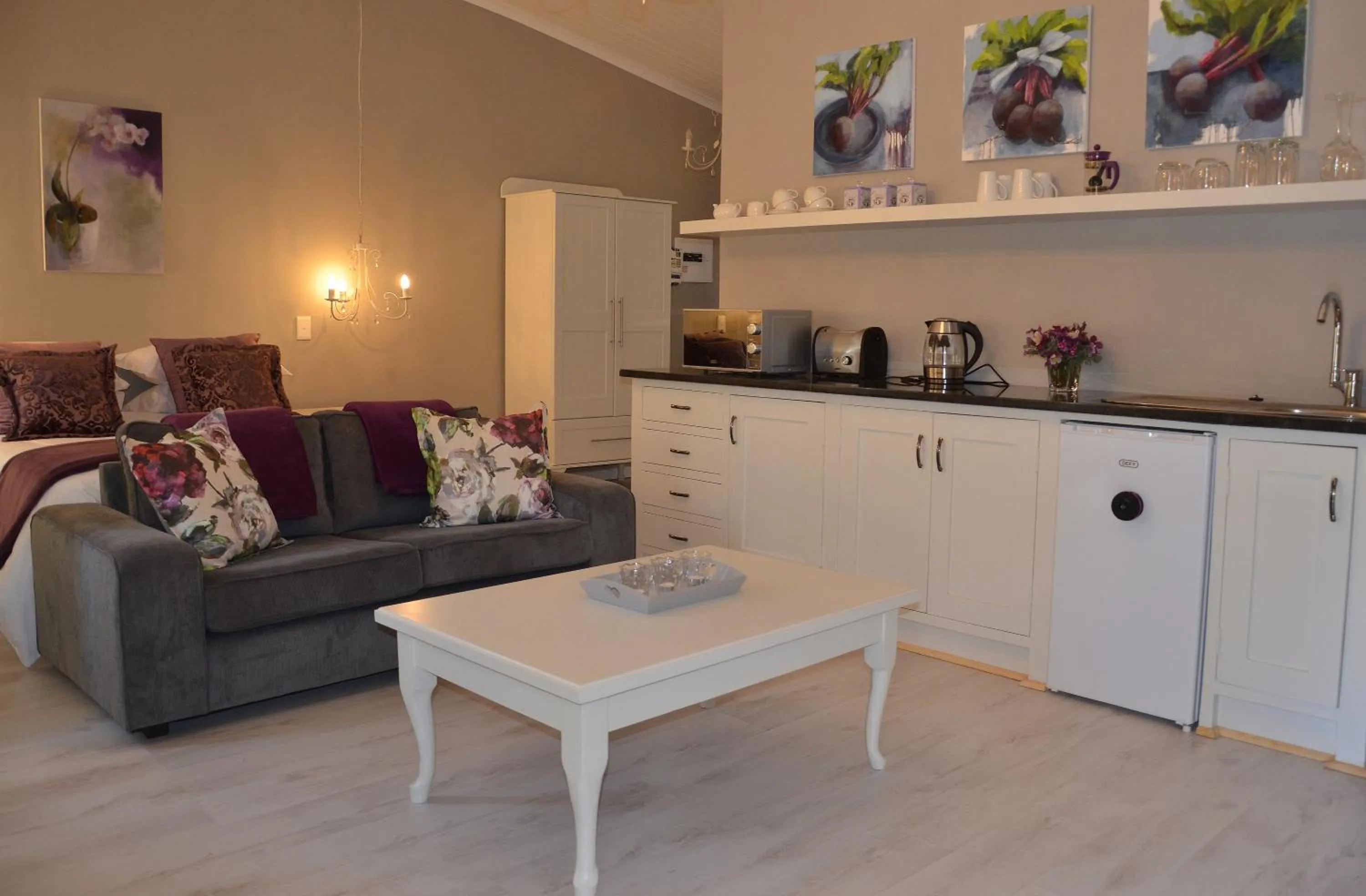 Kitchen or kitchenette in By The Way Guesthouse