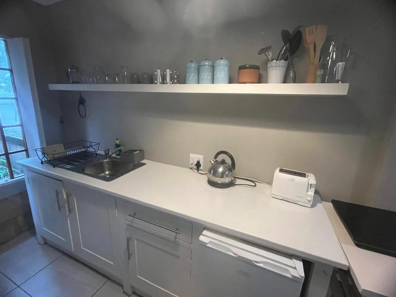 Coffee/tea facilities in By The Way Guesthouse