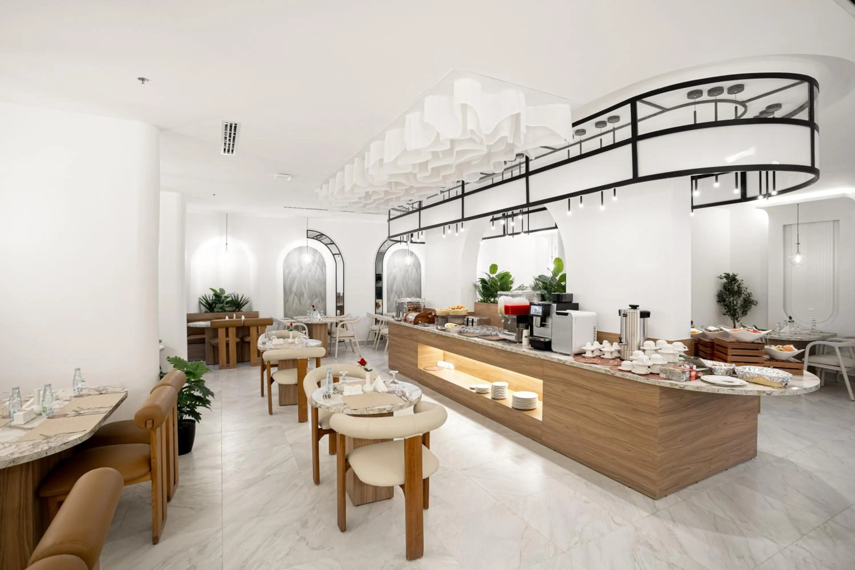 Restaurant/places to eat in Liora Boutique