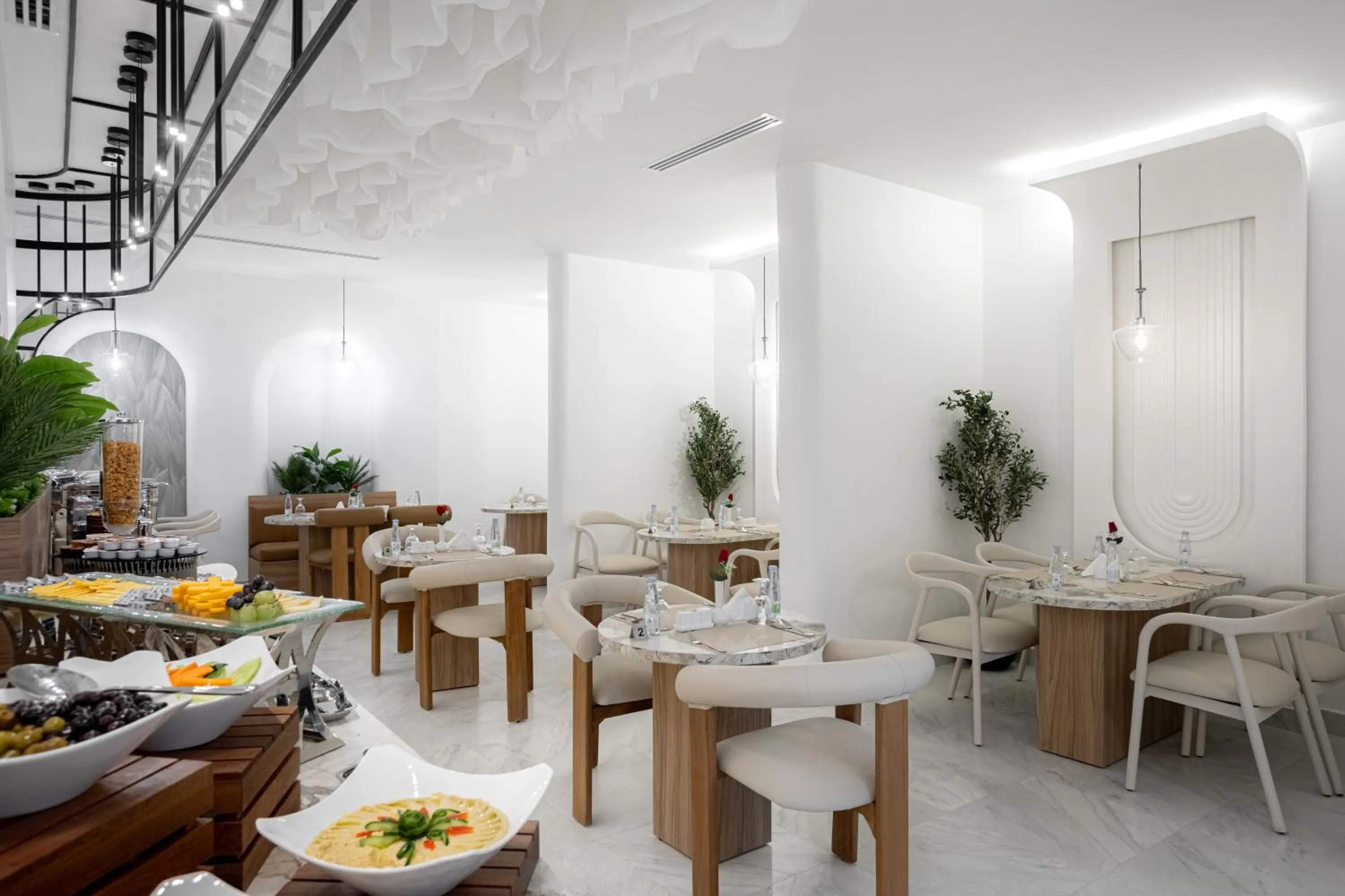 Restaurant/places to eat in Liora Boutique