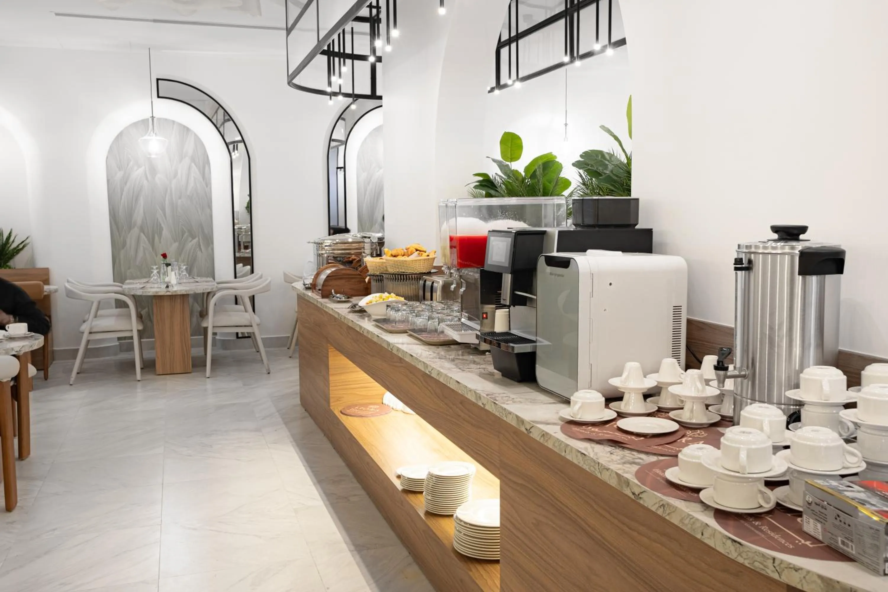 Restaurant/places to eat in Liora Boutique