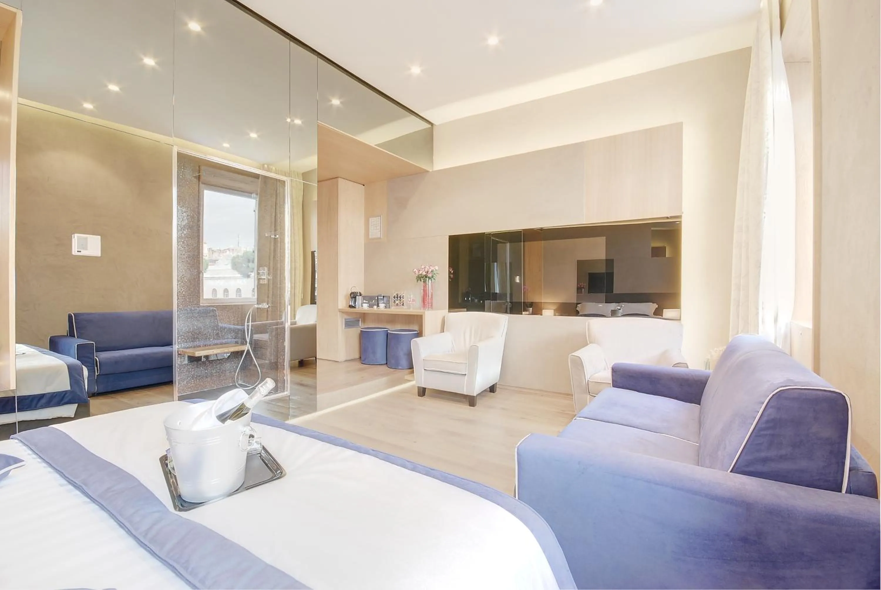 Seating area in Sun Suite Luxury Pantheon