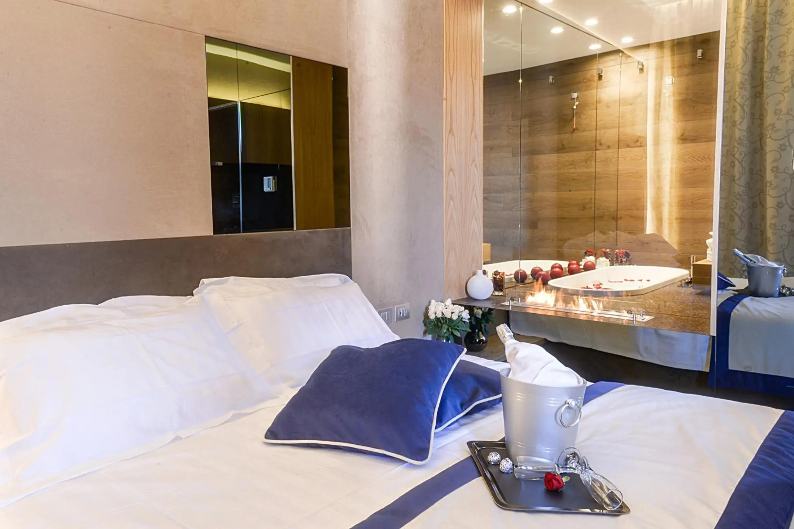 Photo of the whole room, Bed in Sun Suite Luxury Pantheon Photo of the whole room, Bed in Sun Suite Luxury Pantheon