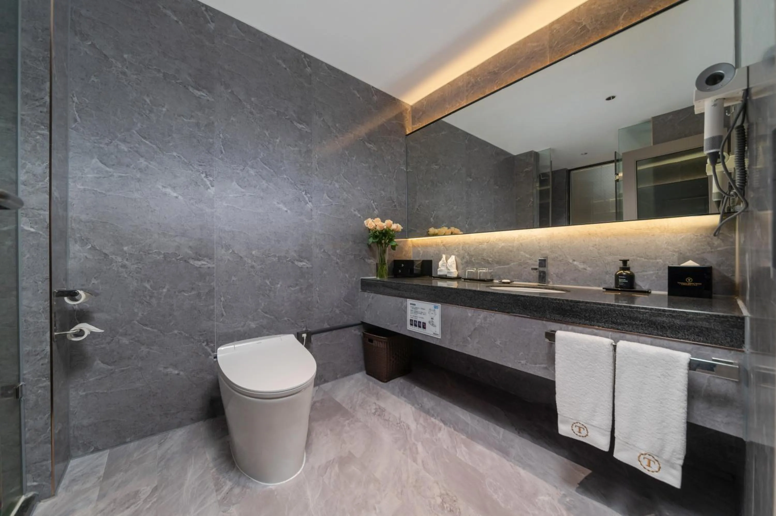 Shower in Treasure Island Hotel HUMEN