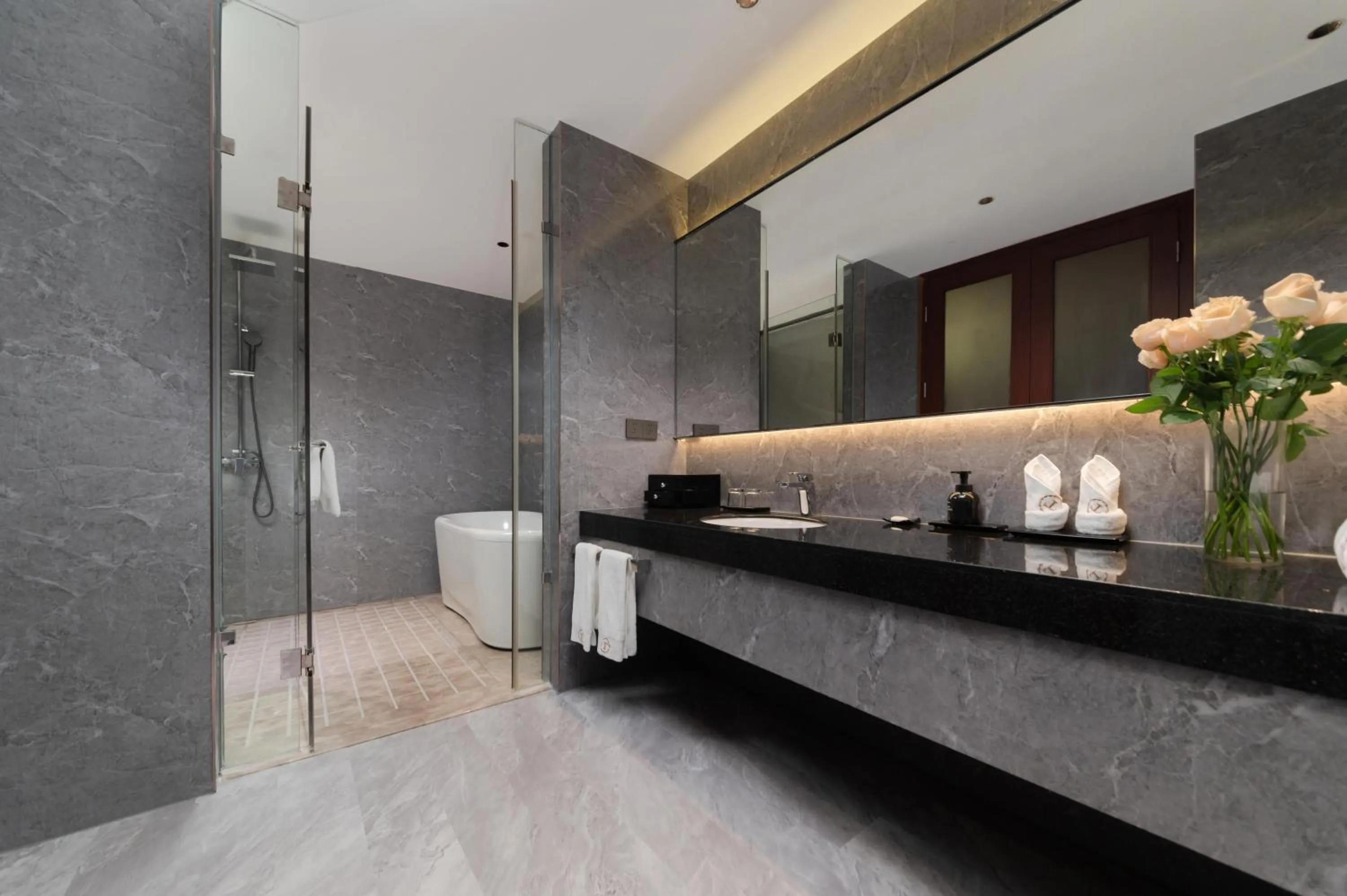 Shower in Treasure Island Hotel HUMEN