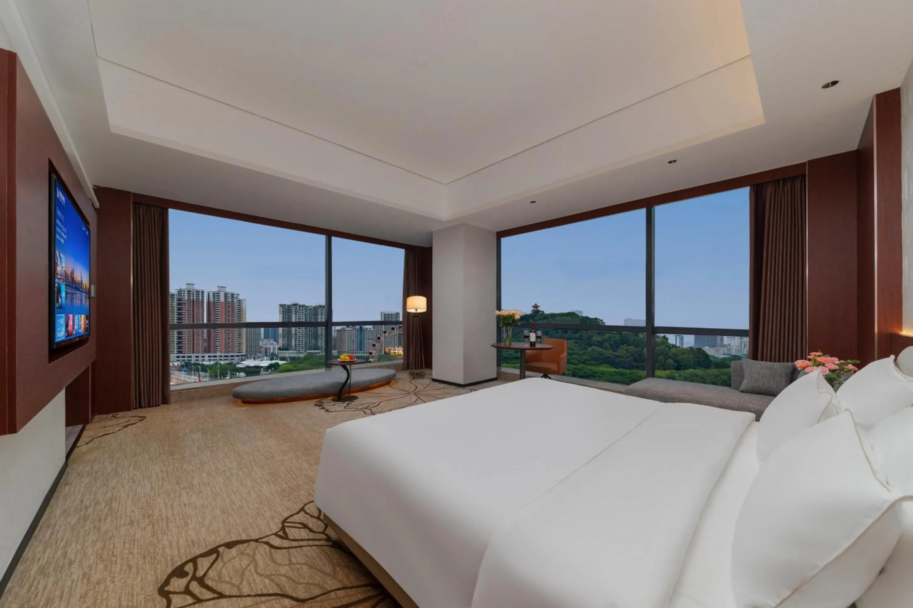 Communal lounge/ TV room, Bed in Treasure Island Hotel HUMEN