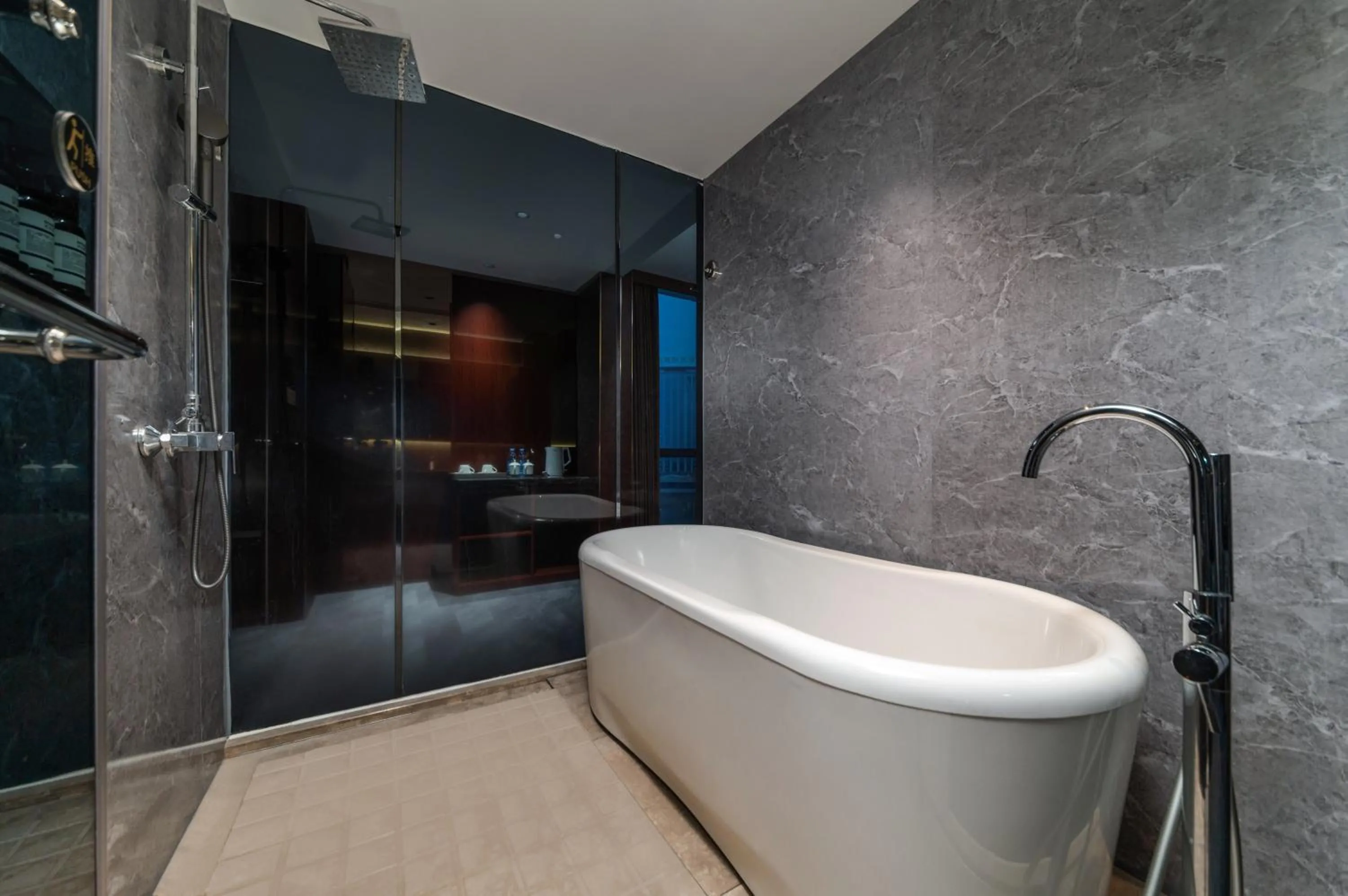 Shower in Treasure Island Hotel HUMEN