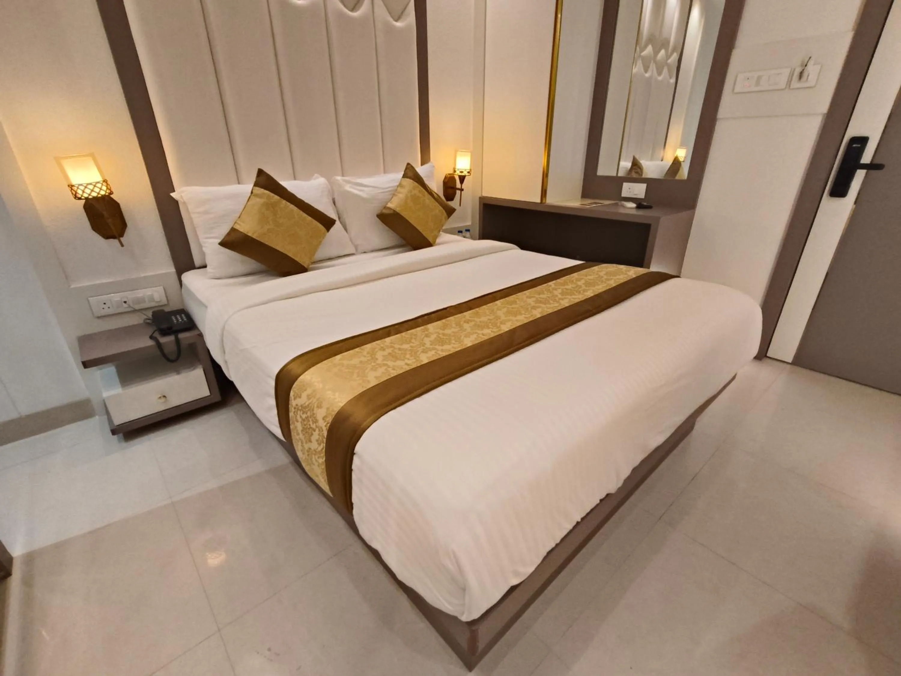 Restaurant/places to eat, Bed in Hotel Melody Boutique Thane