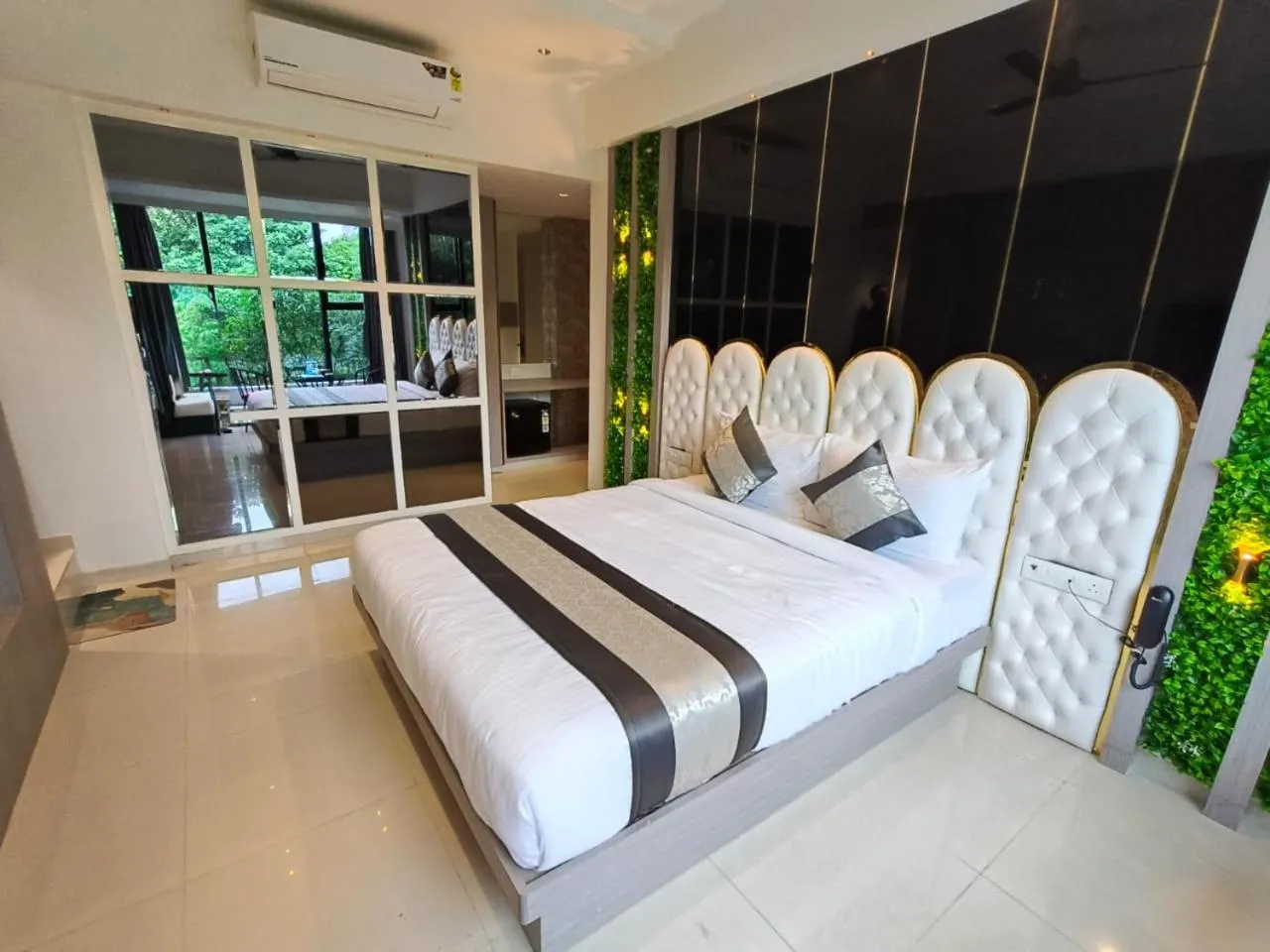 Bath, Bed in Hotel Melody Boutique Thane