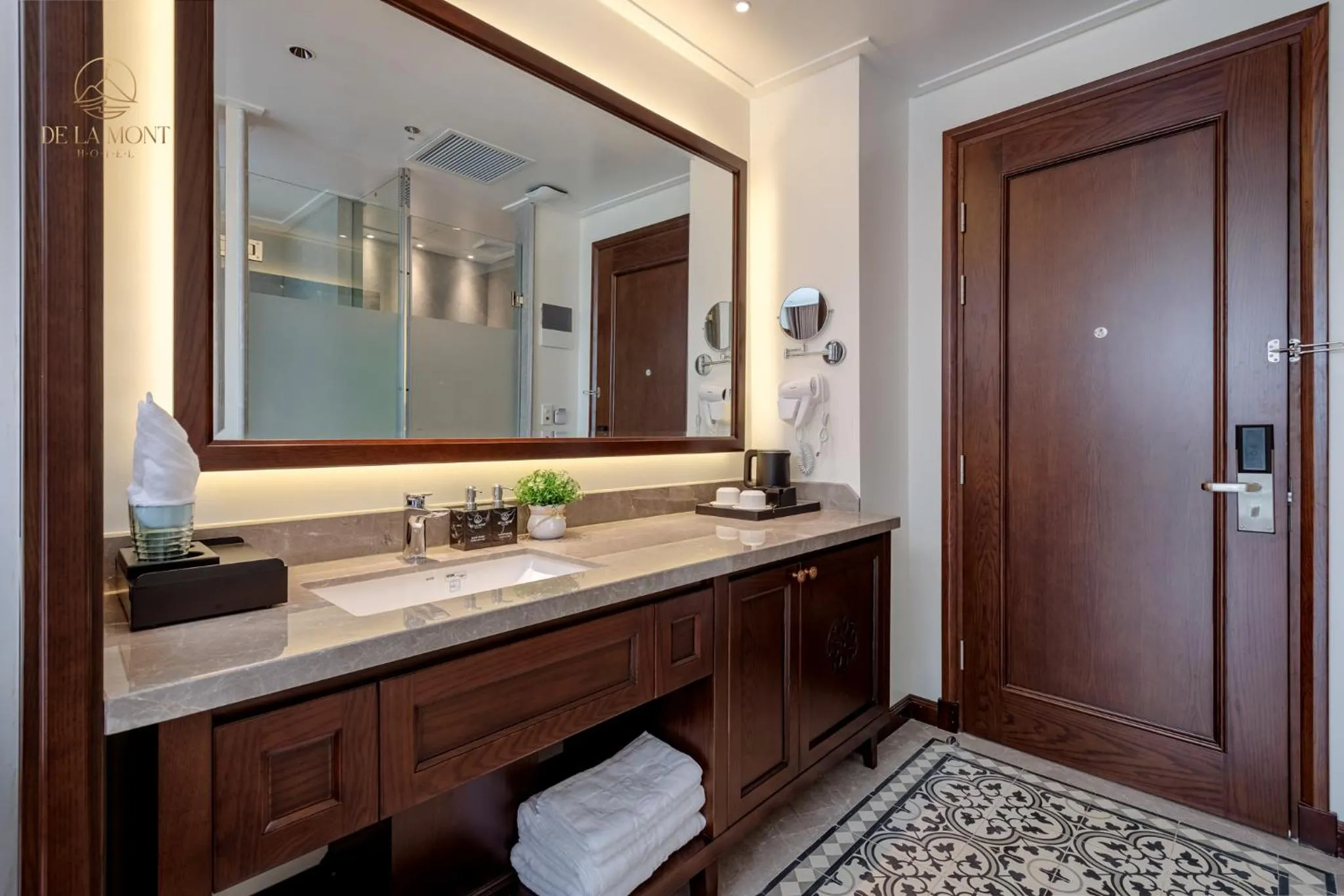 Shower in De La Mont Hotel Ha Giang
